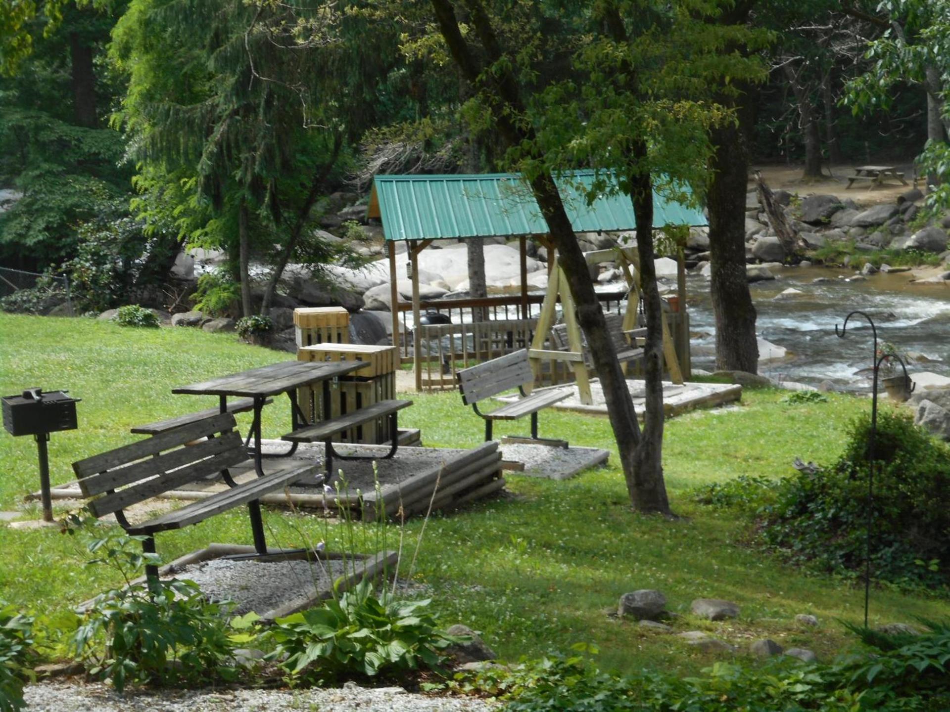The Evening Shade River Lodge and Cabins photo 10