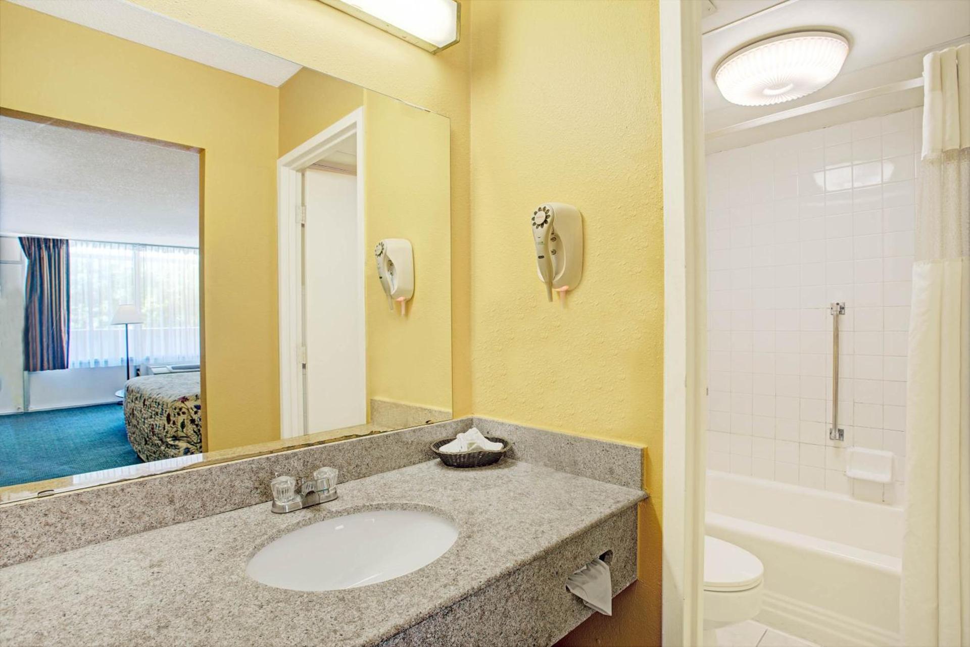 Days Inn by Wyndham Alexandria South photo 11
