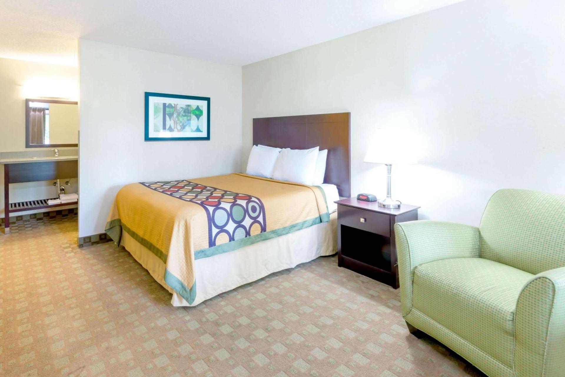 Super 8 by Wyndham White River Junction photo 12