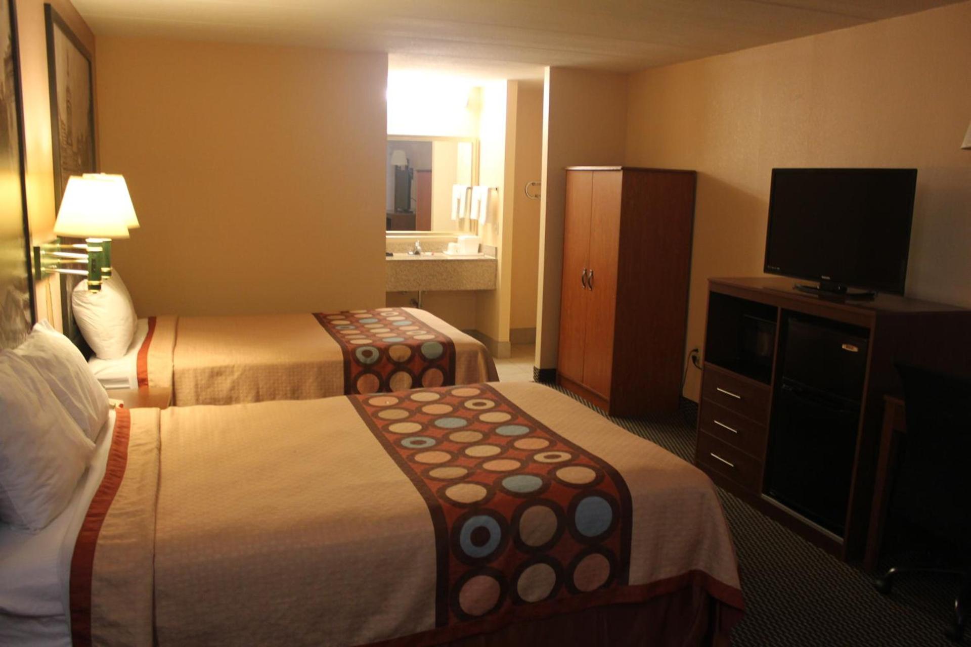 Super 8 by Wyndham Laurel photo 10