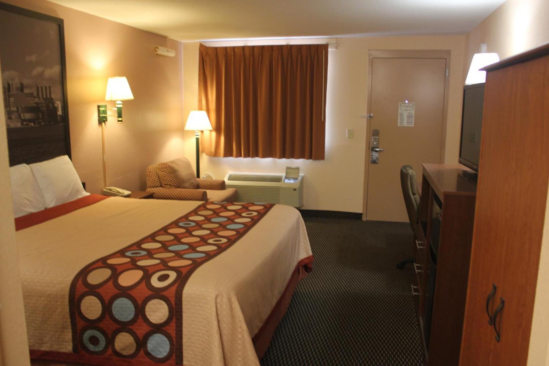 Super 8 by Wyndham Laurel photo 7