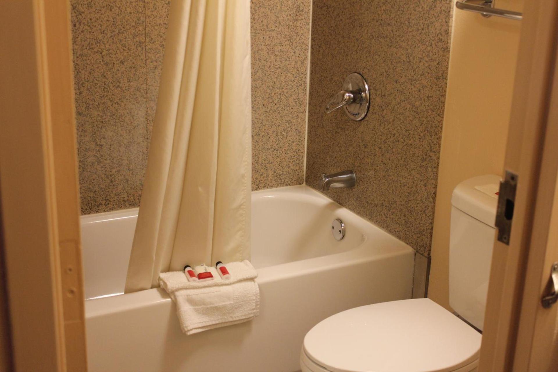 Super 8 by Wyndham Laurel photo 8