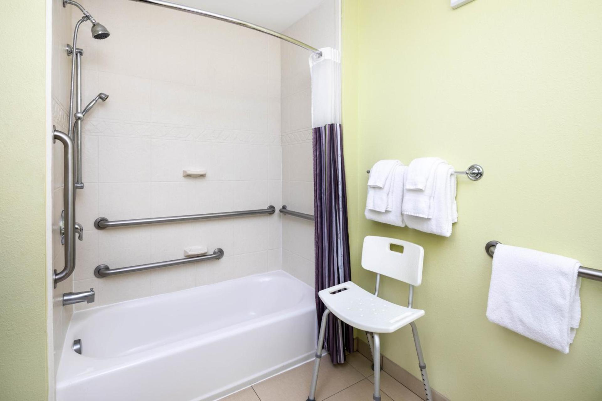 La Quinta by Wyndham Hinesville - Fort Stewart photo 23