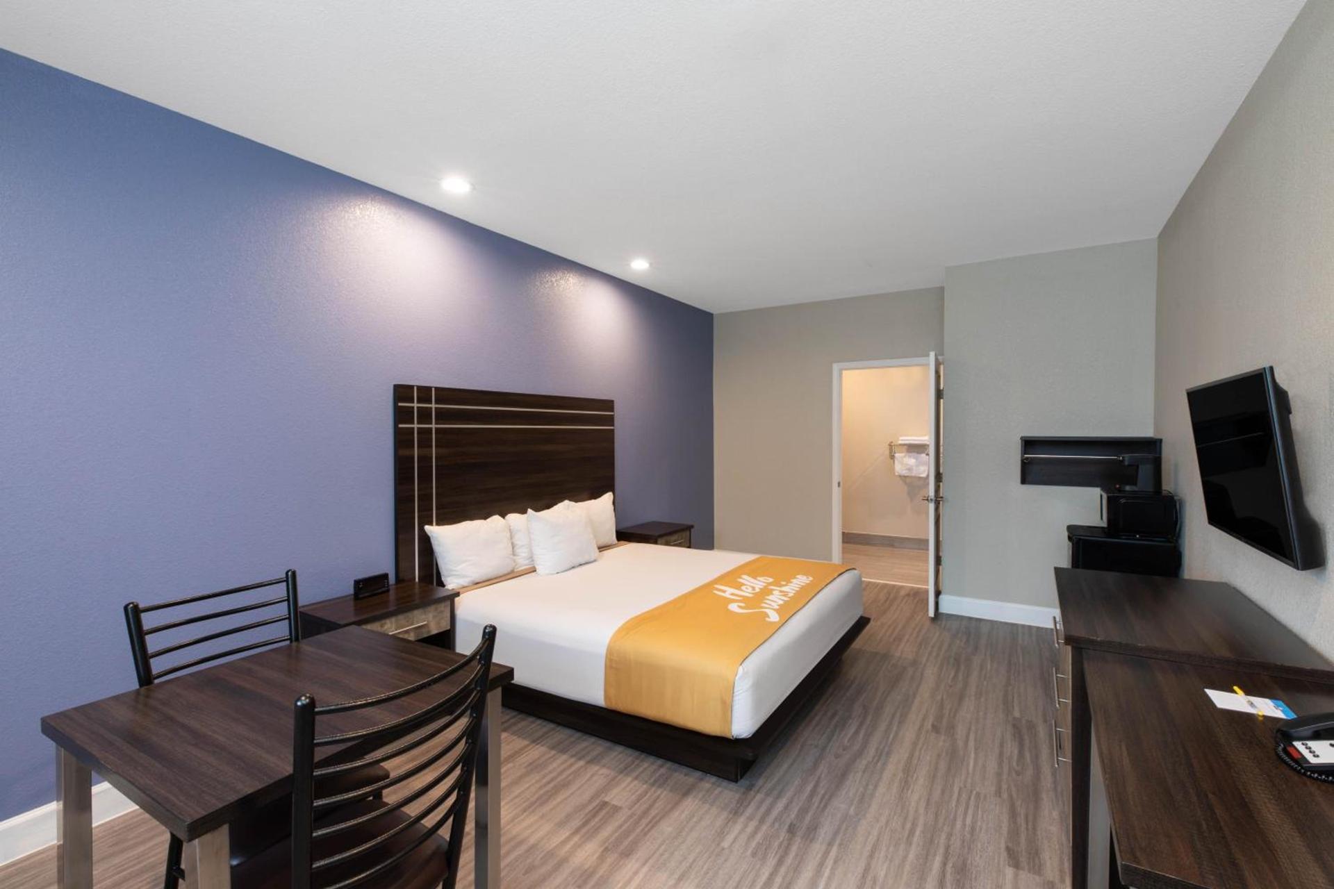 Days Inn & Suites by Wyndham La Porte photo 8