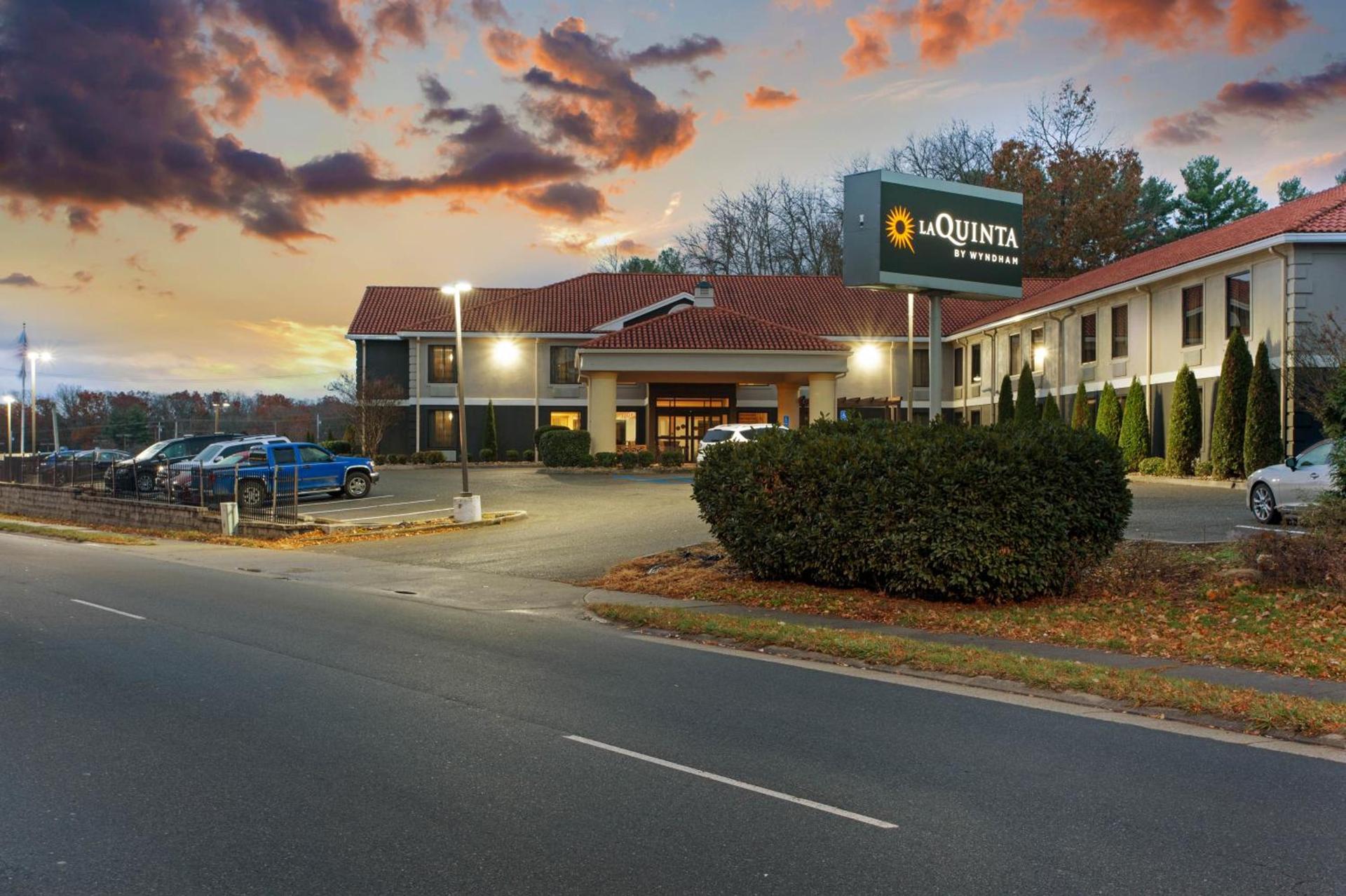 La Quinta Inn by Wyndham Radford photo 6