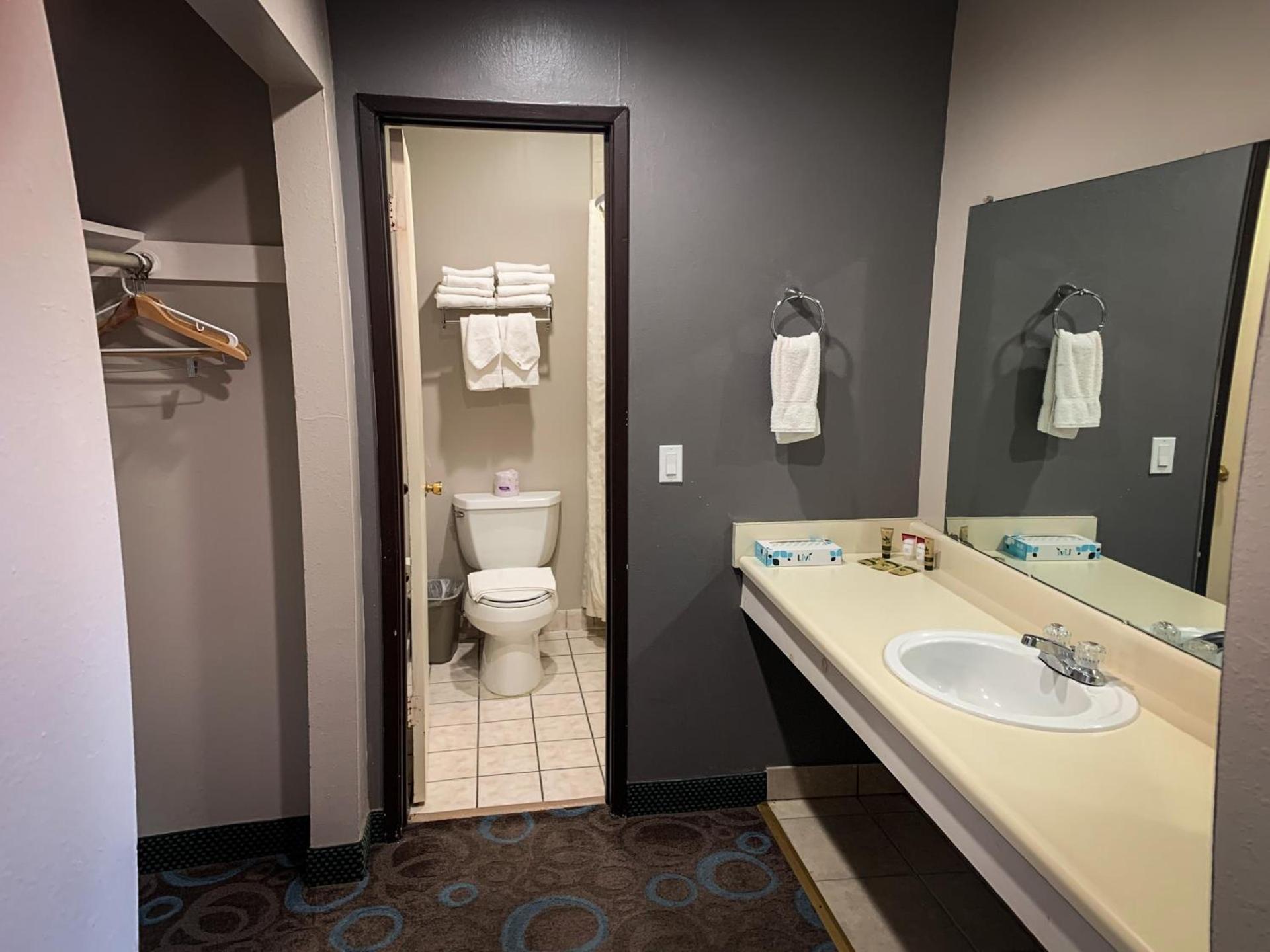 Ventura Grand Inn photo 37
