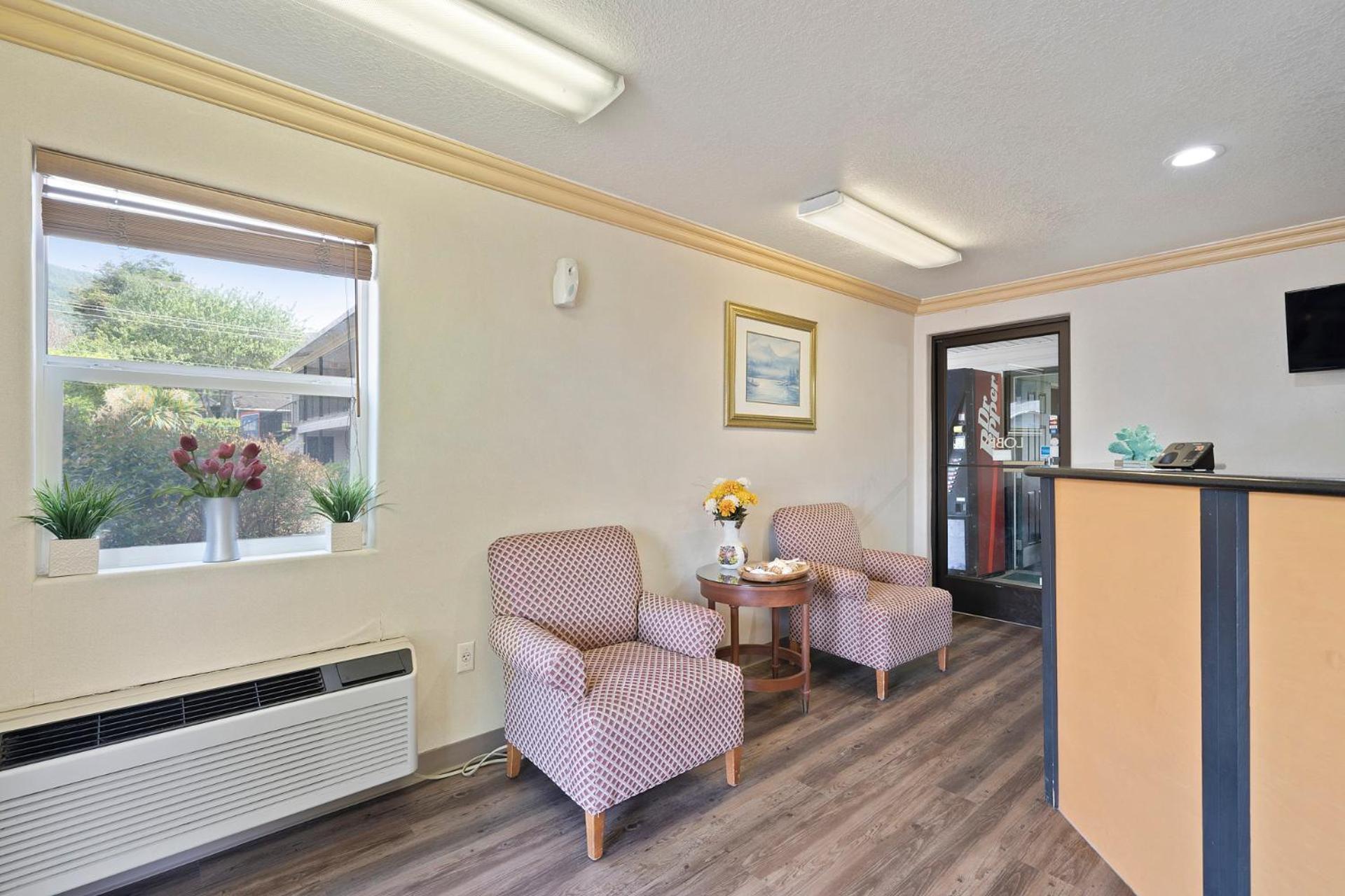 Garibaldi Inn at the Bay photo 11