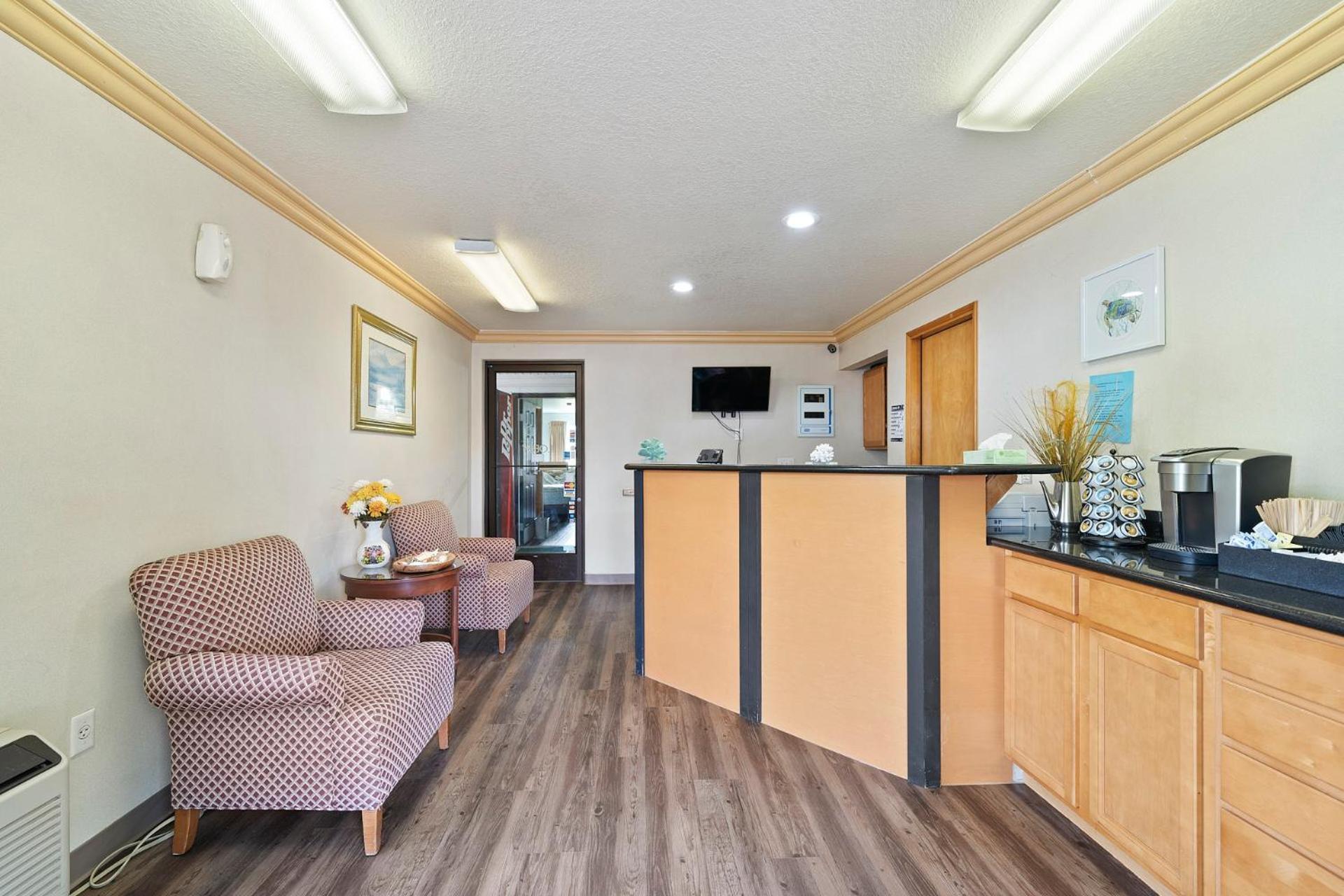 Garibaldi Inn at the Bay photo 13