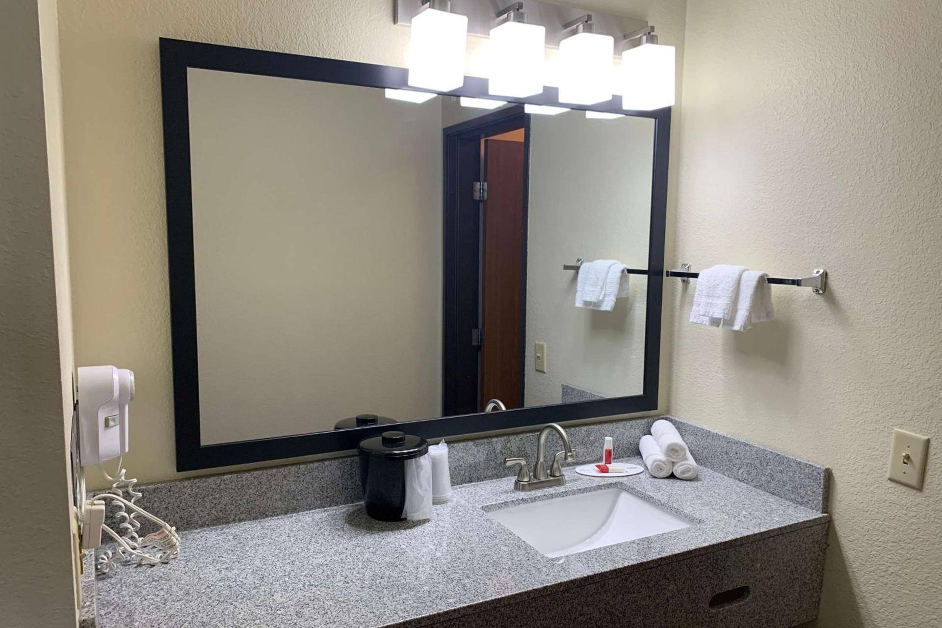 Baymont by Wyndham Waupun photo 19