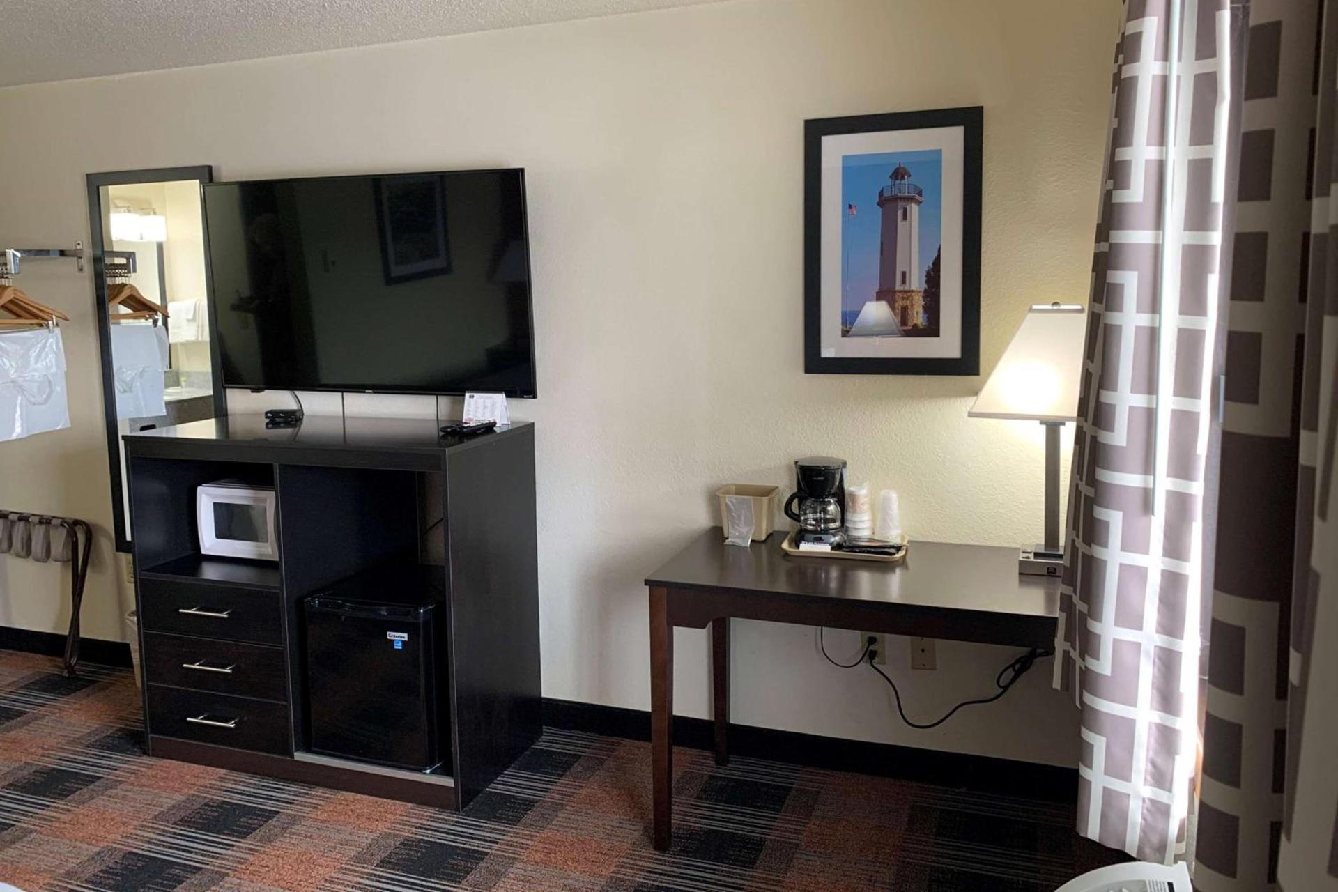 Baymont by Wyndham Waupun photo 24