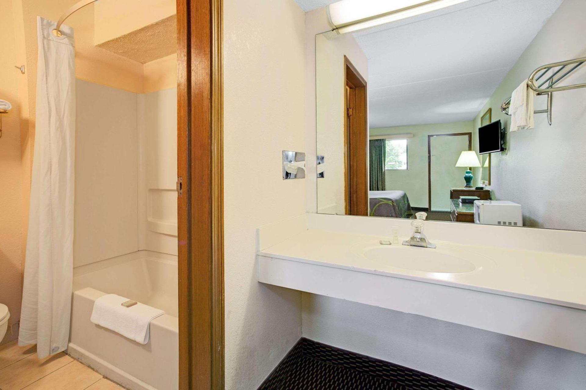 Super 8 by Wyndham Fort Mitchell Cincinnati Area photo 27