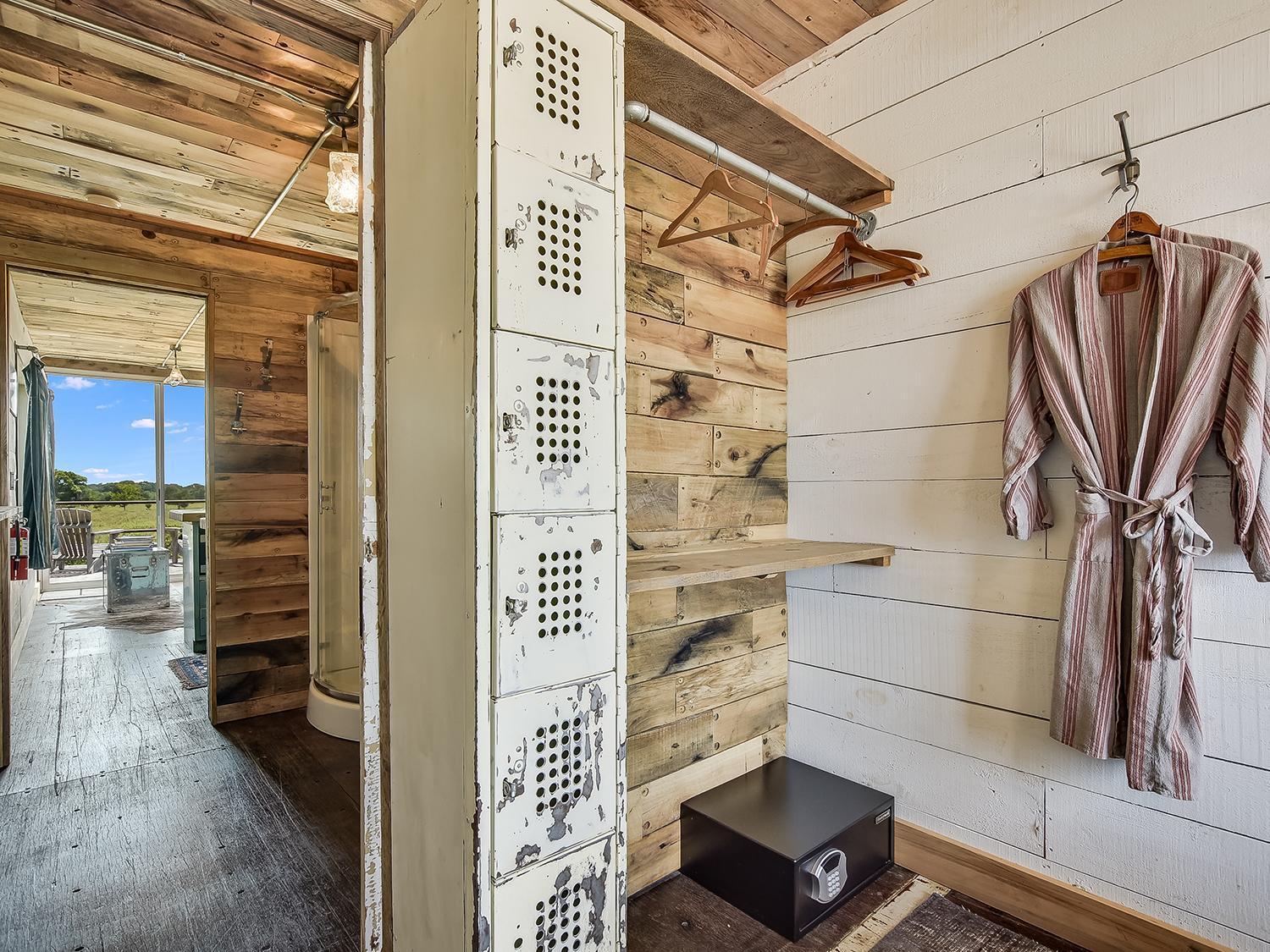 FlopHouze Shipping Container Hotel photo 5