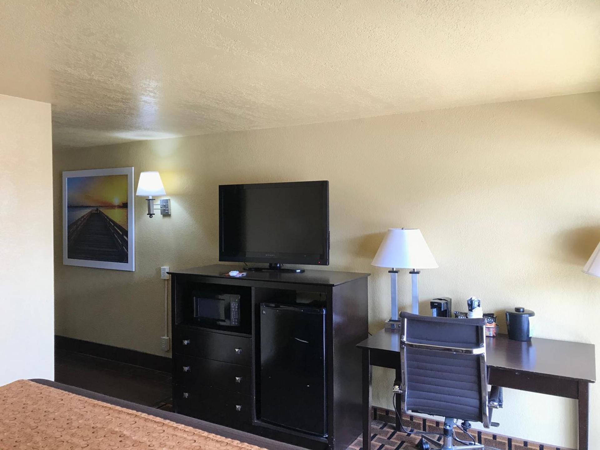 Days Inn by Wyndham Joplin photo 51