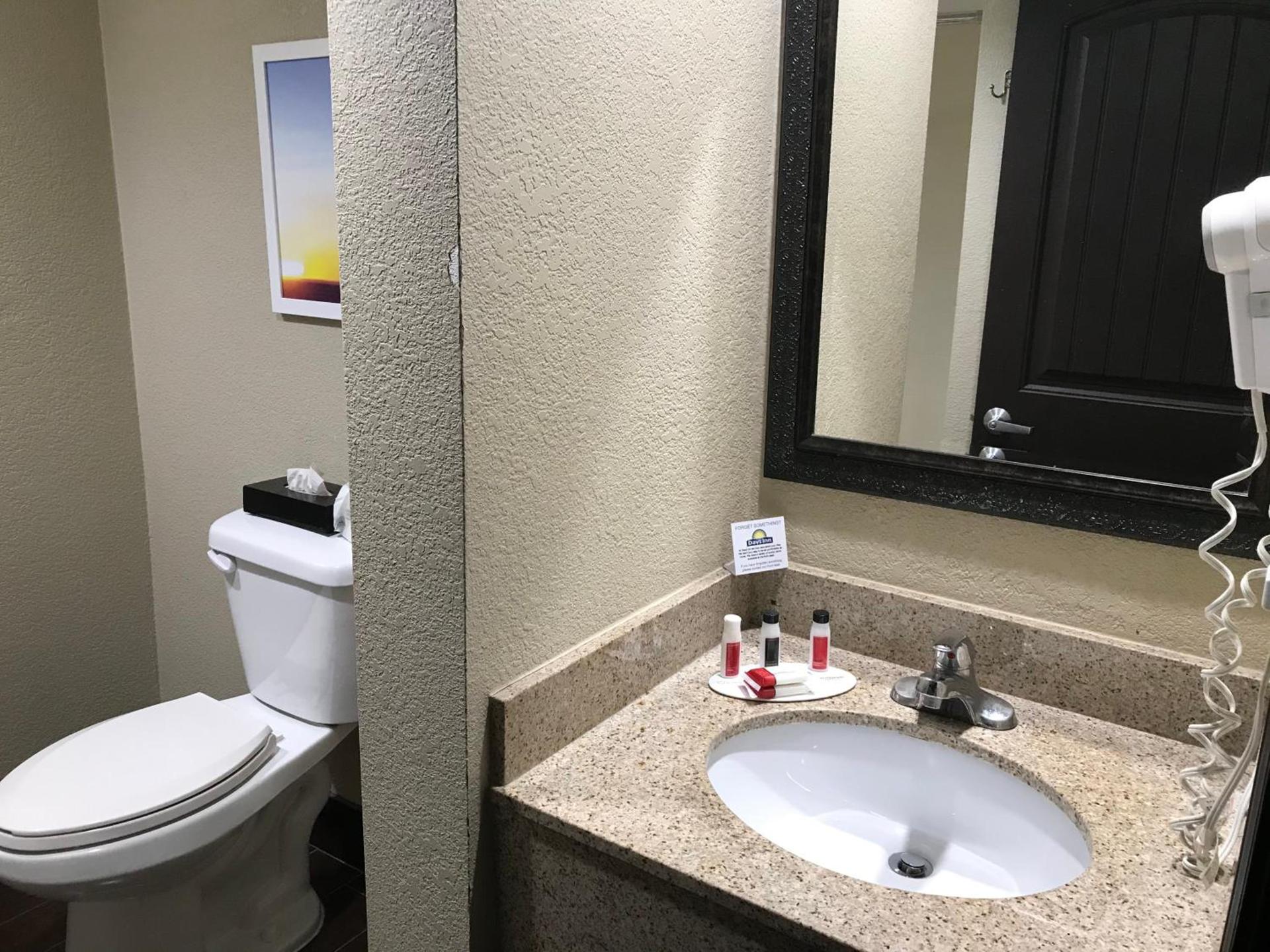 Days Inn by Wyndham Joplin photo 49