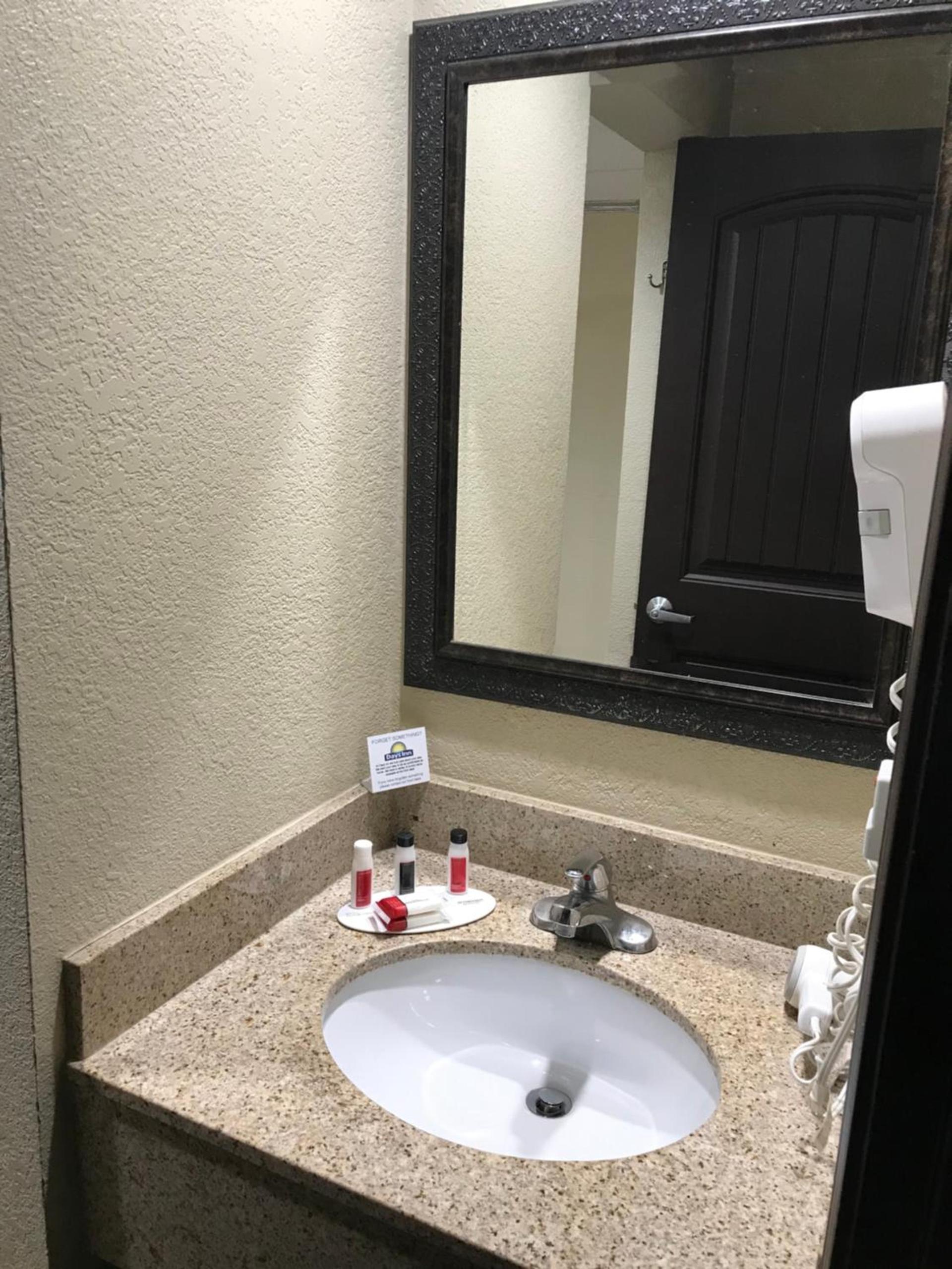 Days Inn by Wyndham Joplin photo 48