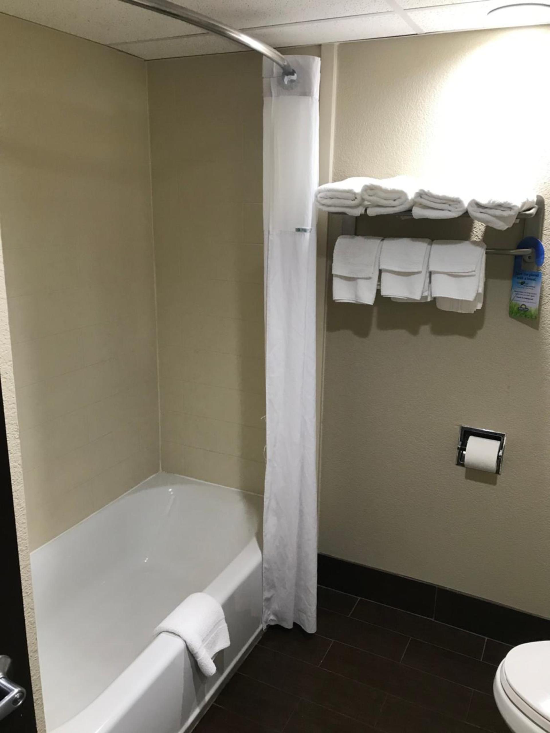 Days Inn by Wyndham Joplin photo 47
