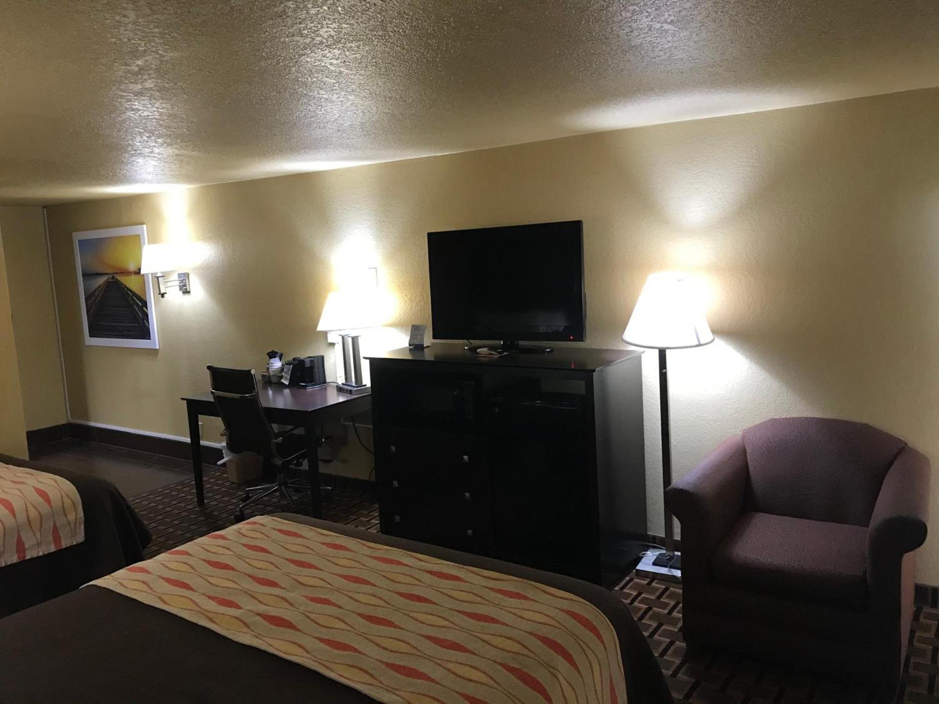 Days Inn by Wyndham Joplin photo 46