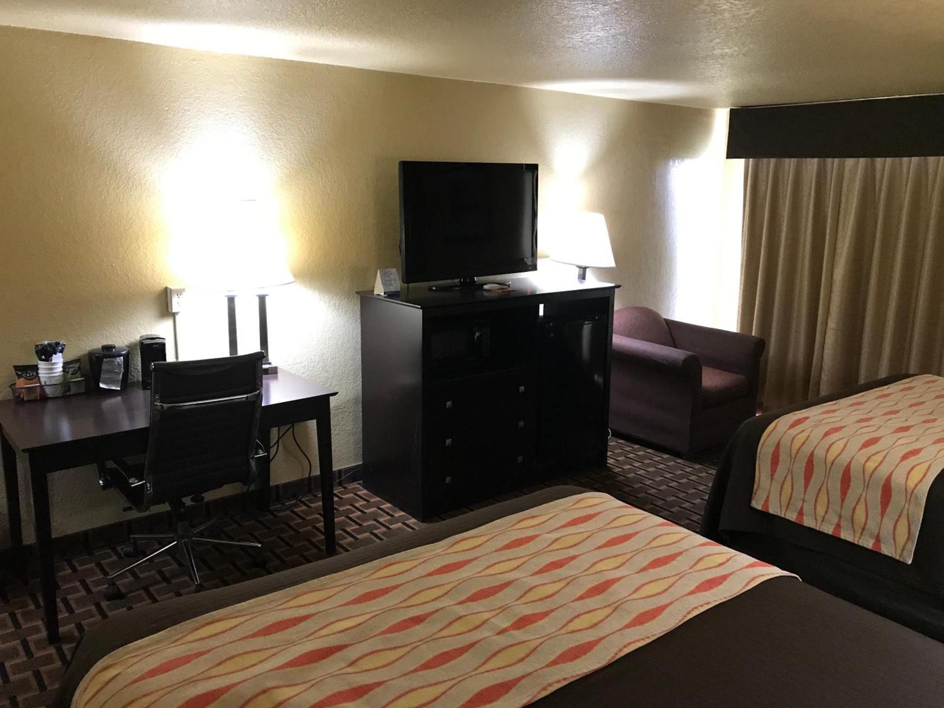 Days Inn by Wyndham Joplin photo 45