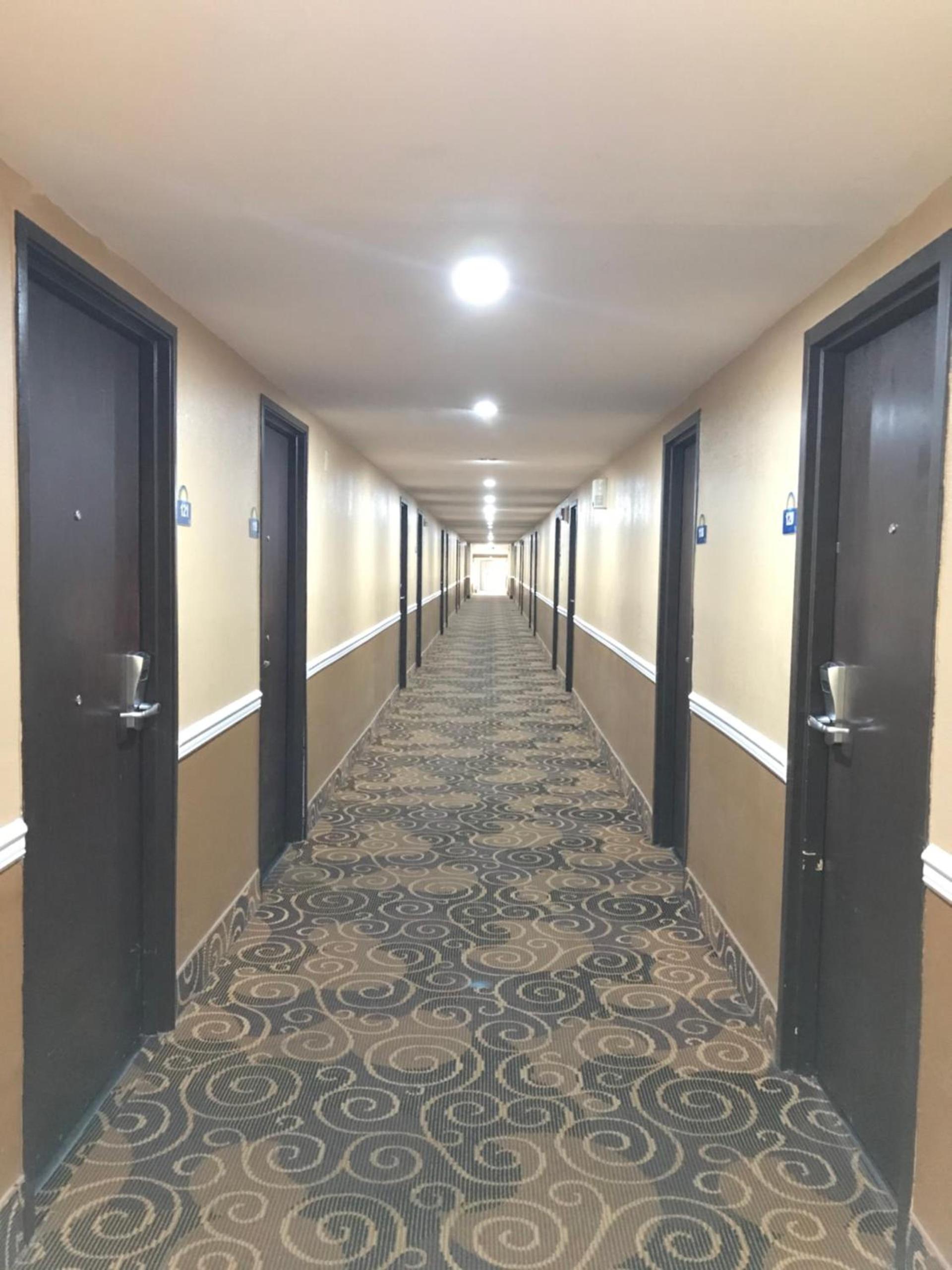 Days Inn by Wyndham Joplin photo 43