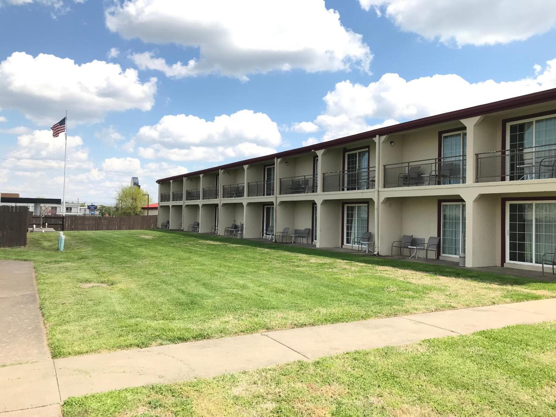 Days Inn by Wyndham Joplin photo 42