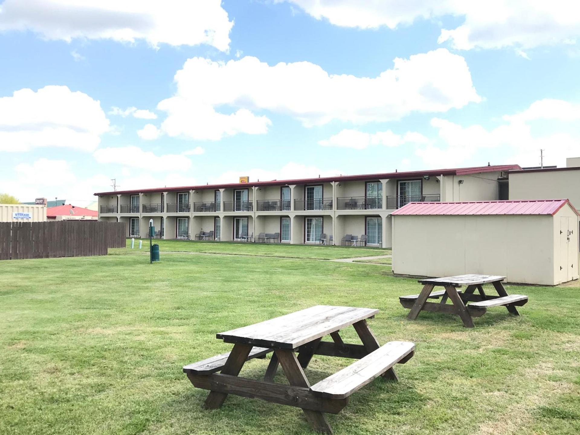 Days Inn by Wyndham Joplin photo 40