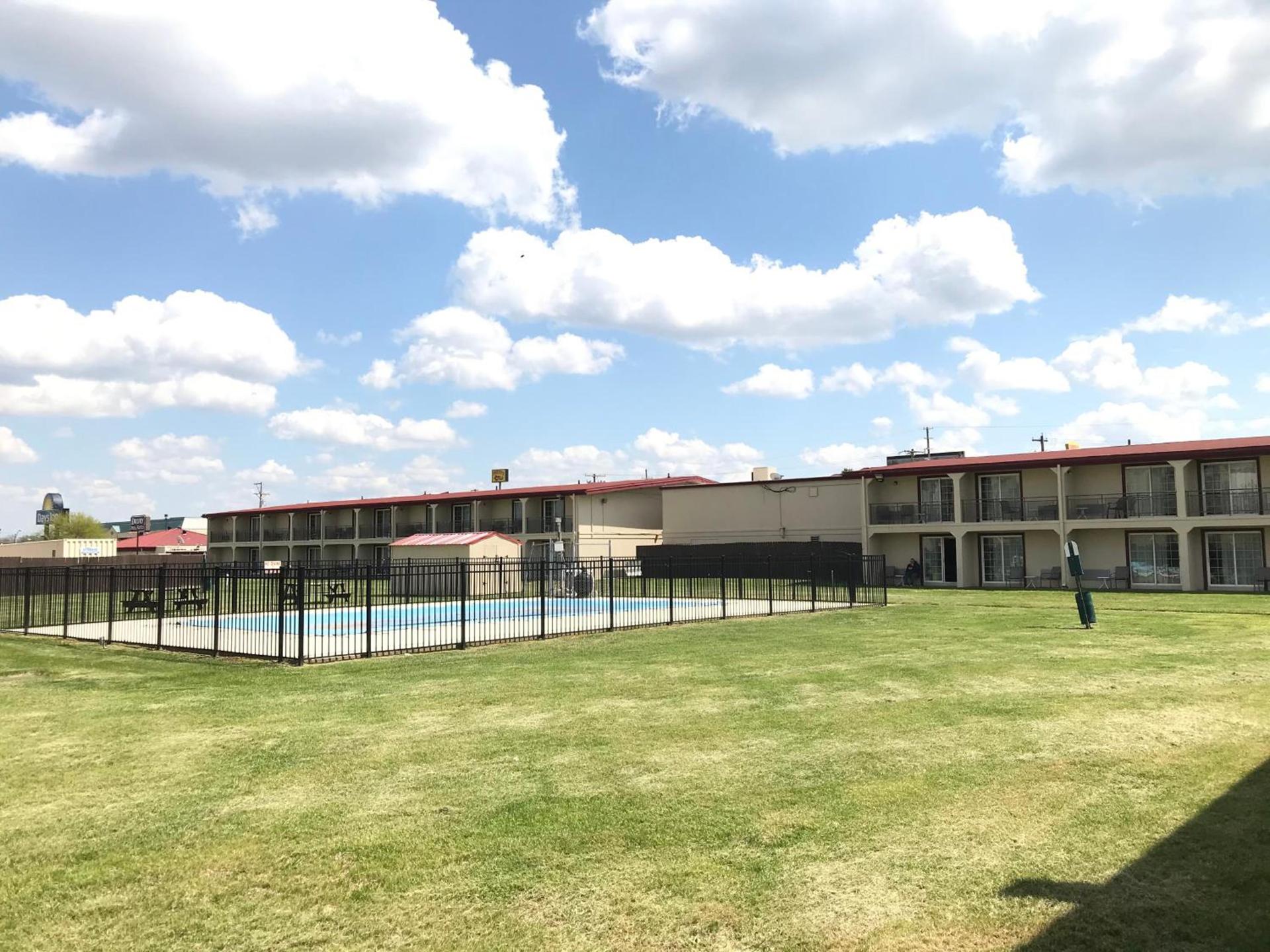 Days Inn by Wyndham Joplin photo 39