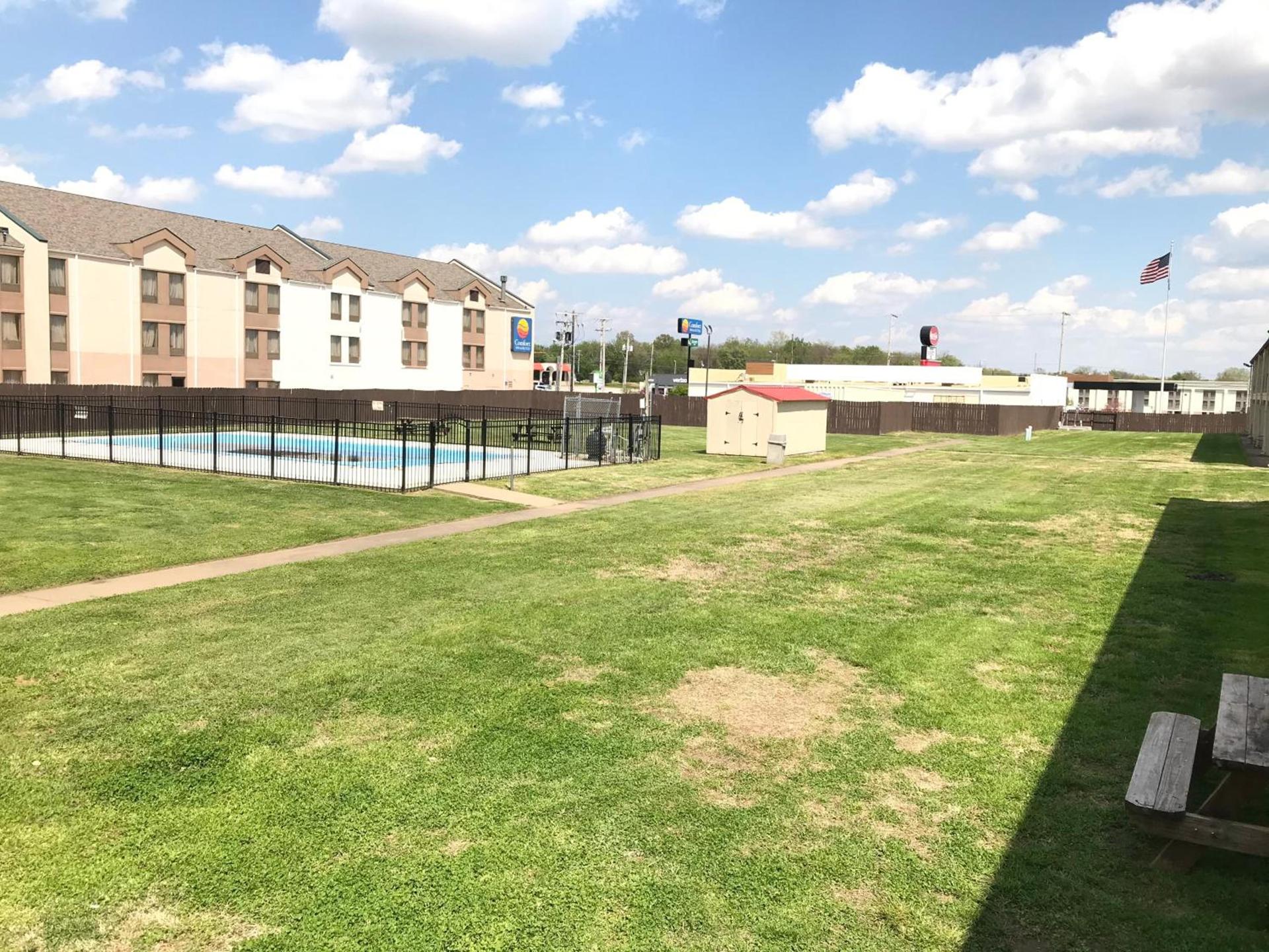 Days Inn by Wyndham Joplin photo 38