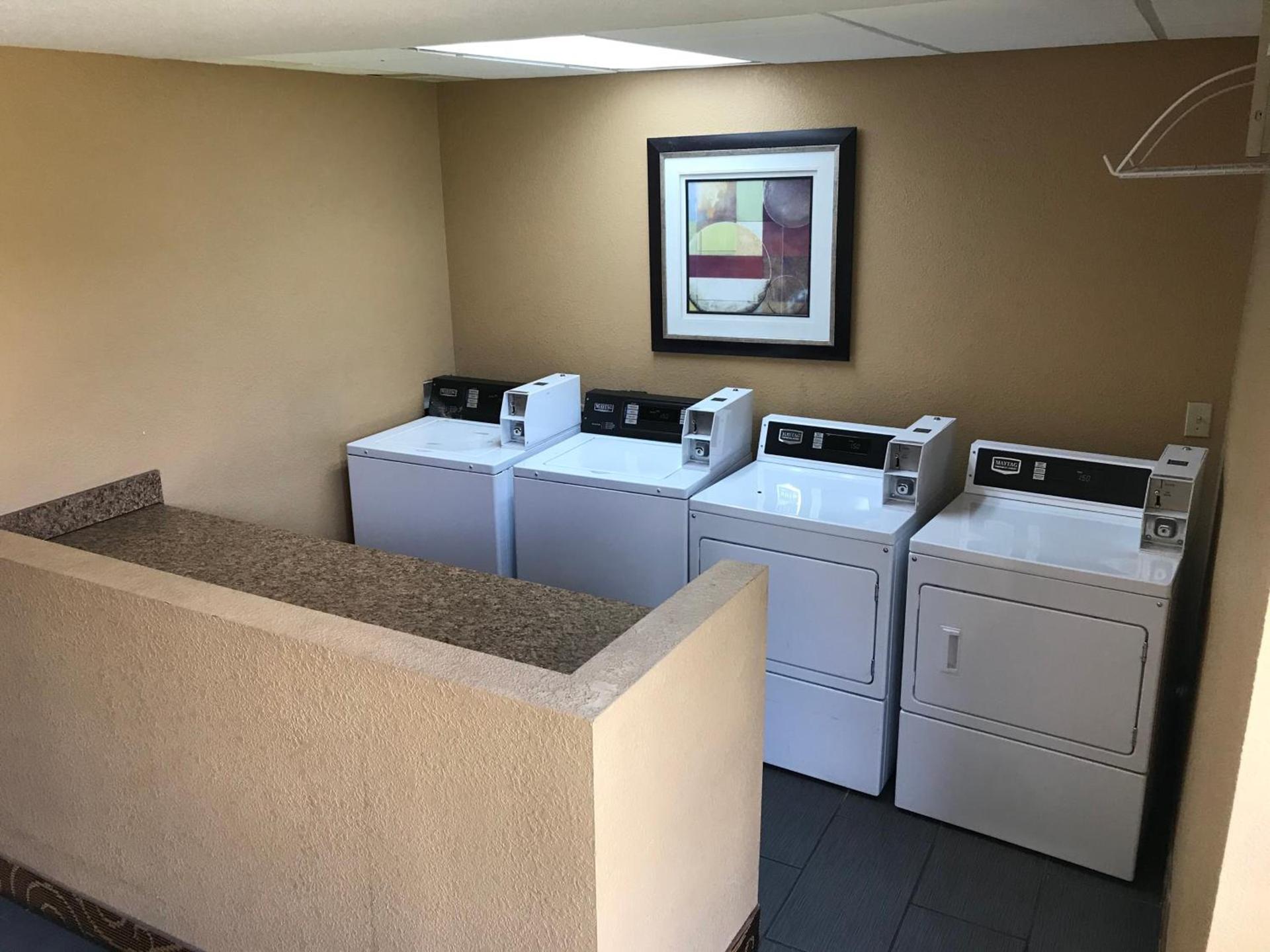 Days Inn by Wyndham Joplin photo 36