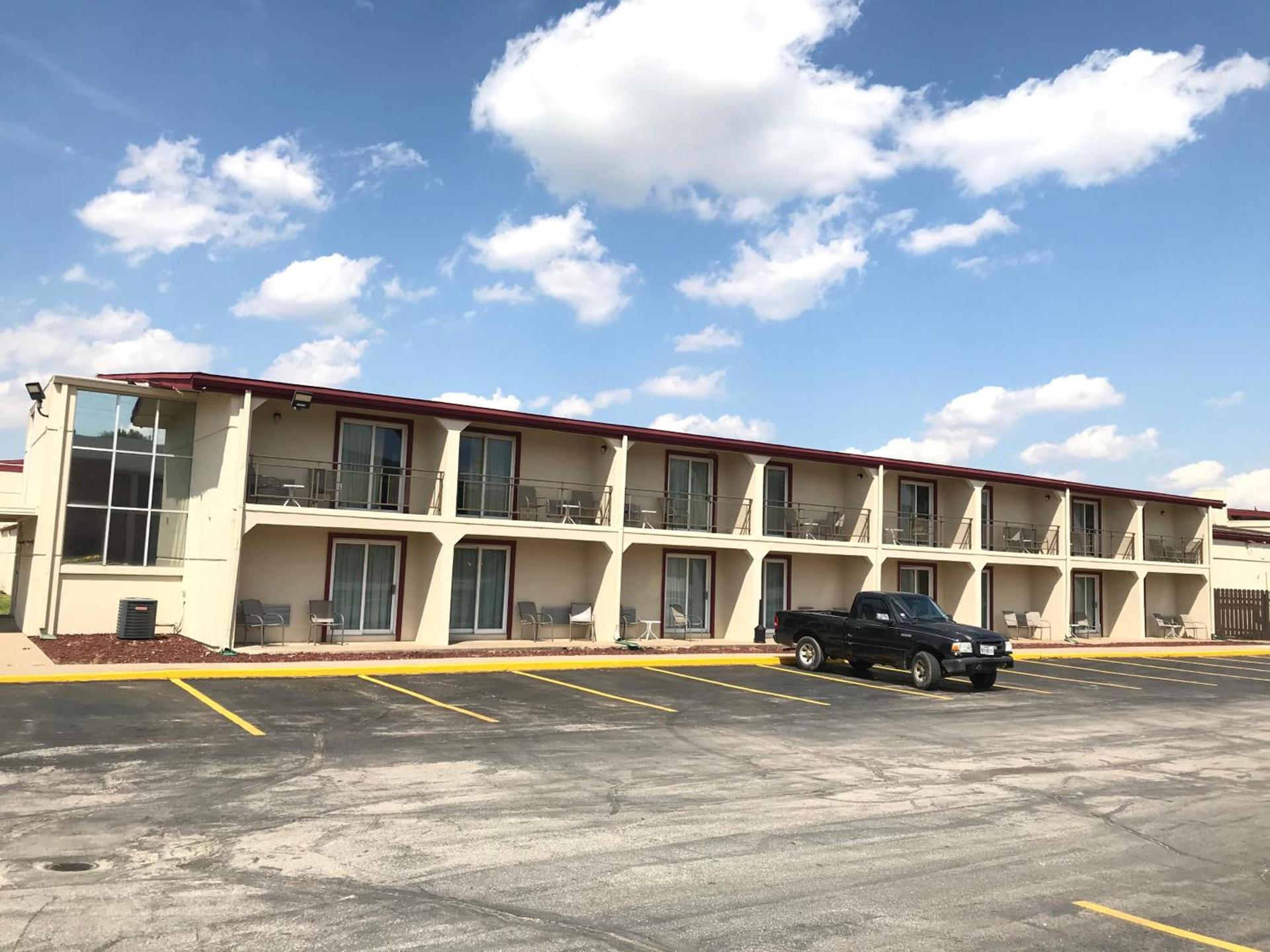 Days Inn by Wyndham Joplin photo 35