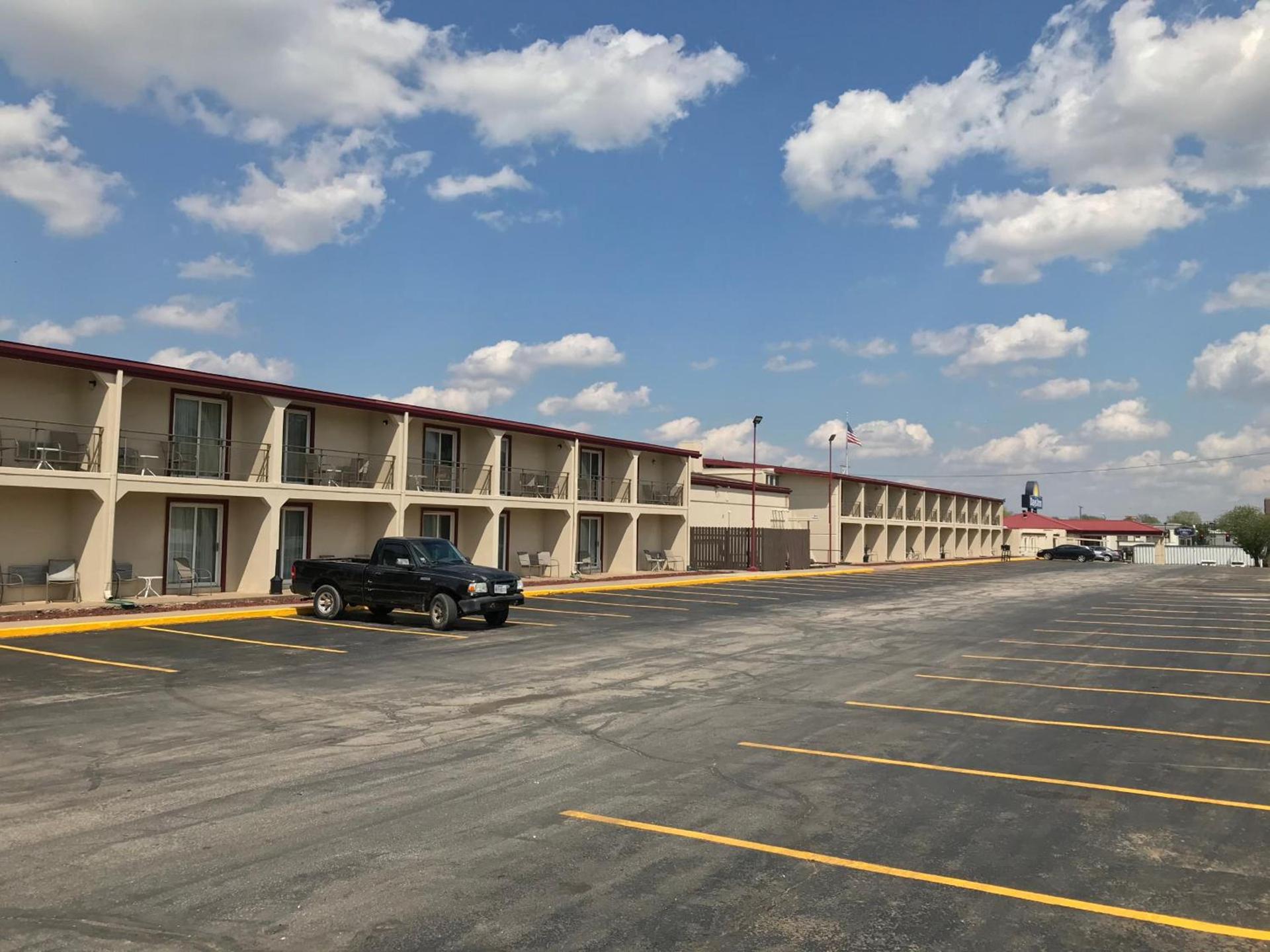 Days Inn by Wyndham Joplin photo 34