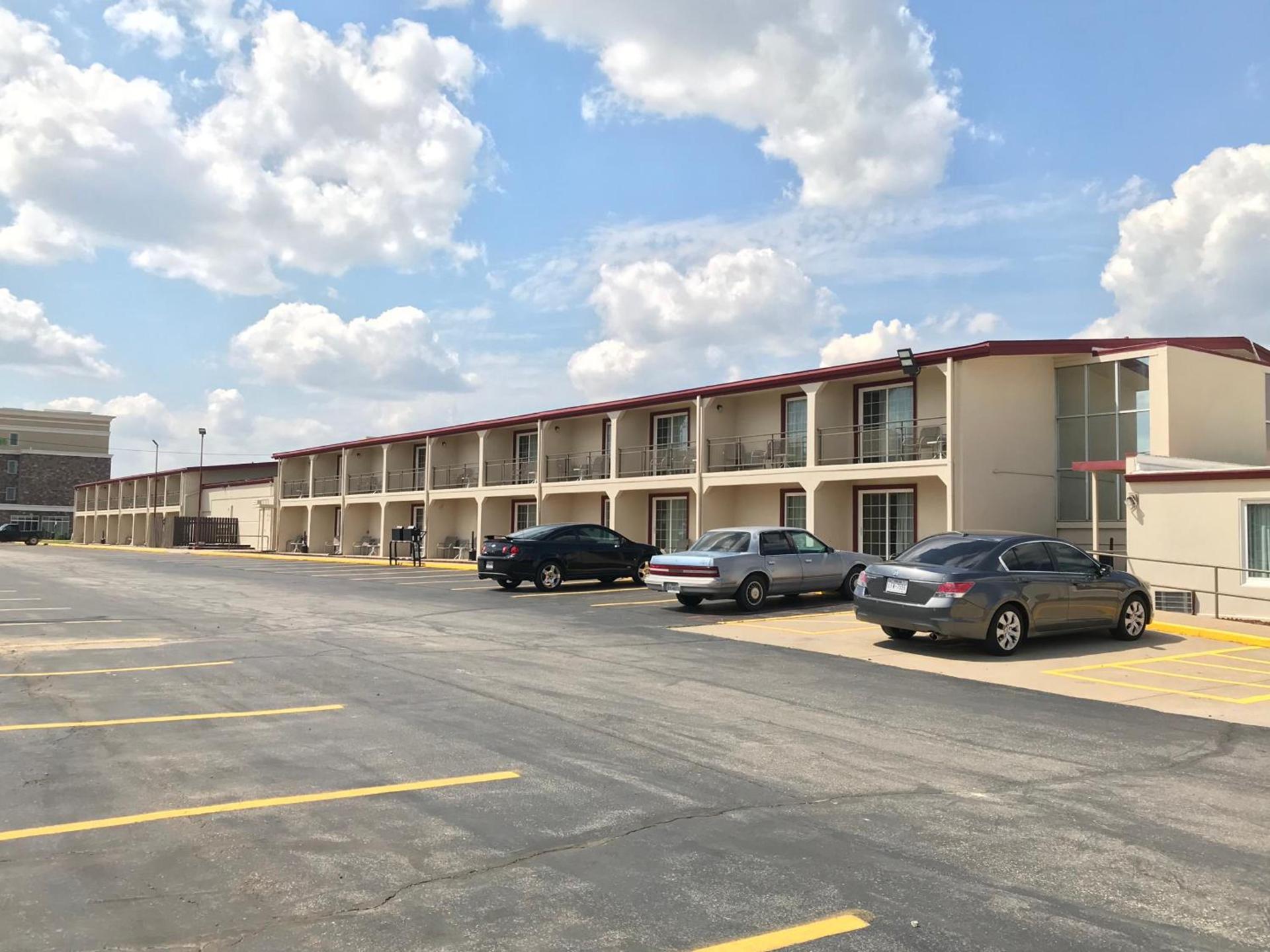Days Inn by Wyndham Joplin photo 33