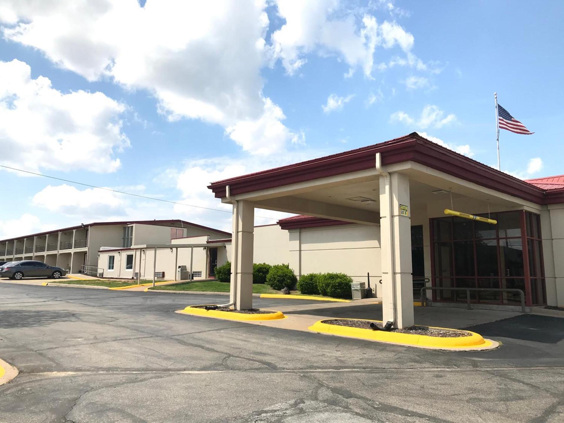 Days Inn by Wyndham Joplin photo 23