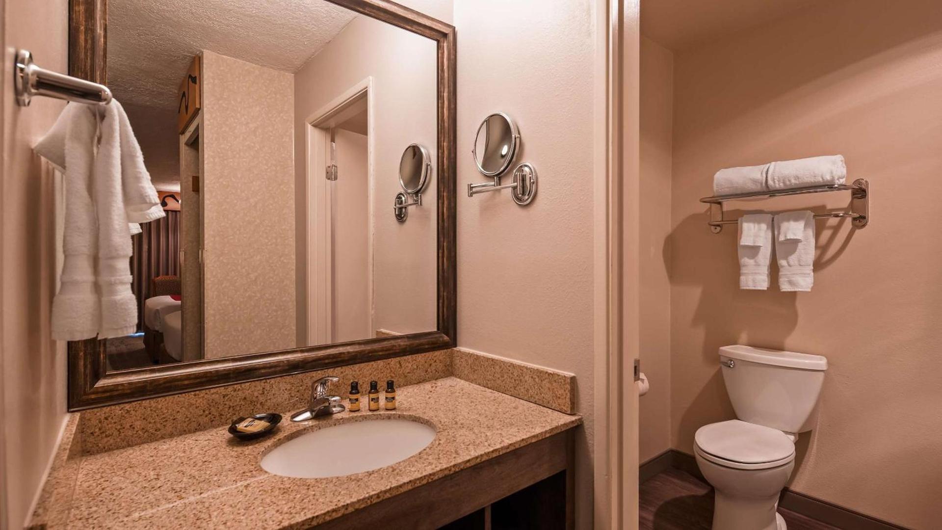 Best Western Plus Rivershore Hotel photo 77