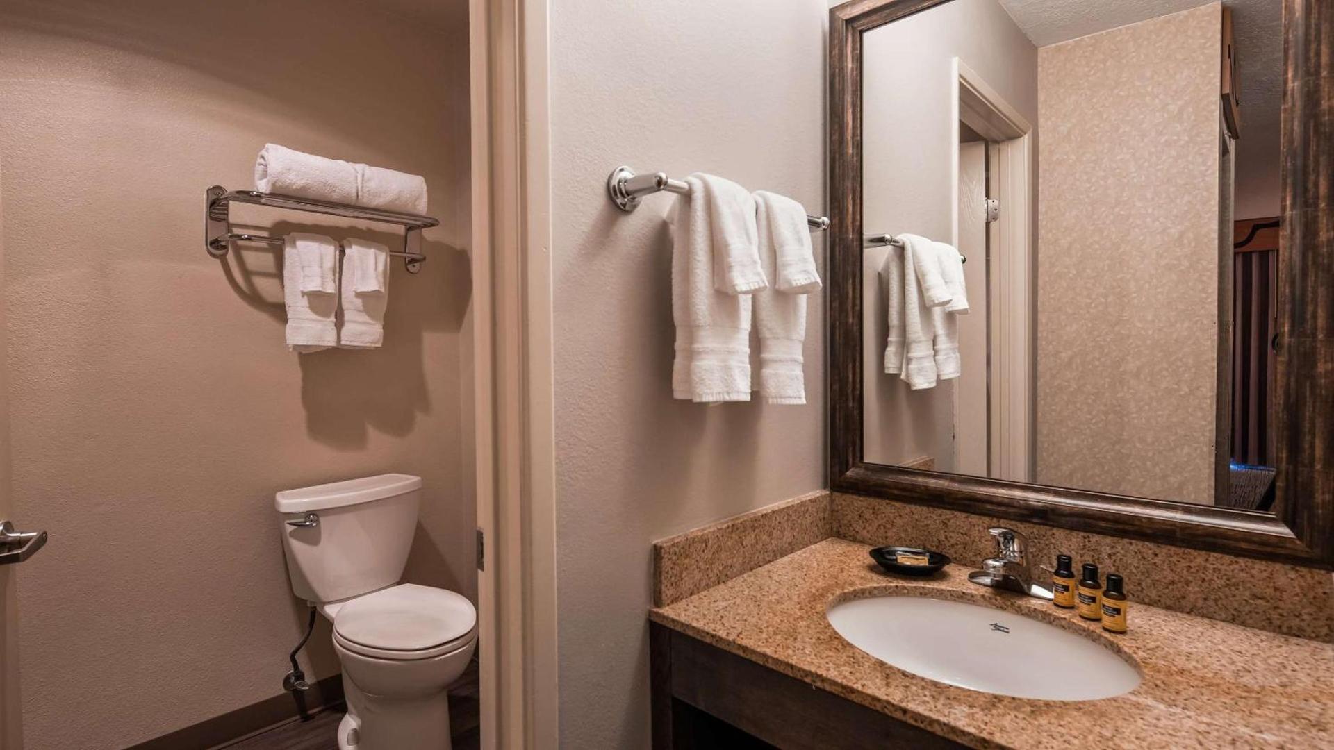 Best Western Plus Rivershore Hotel photo 75