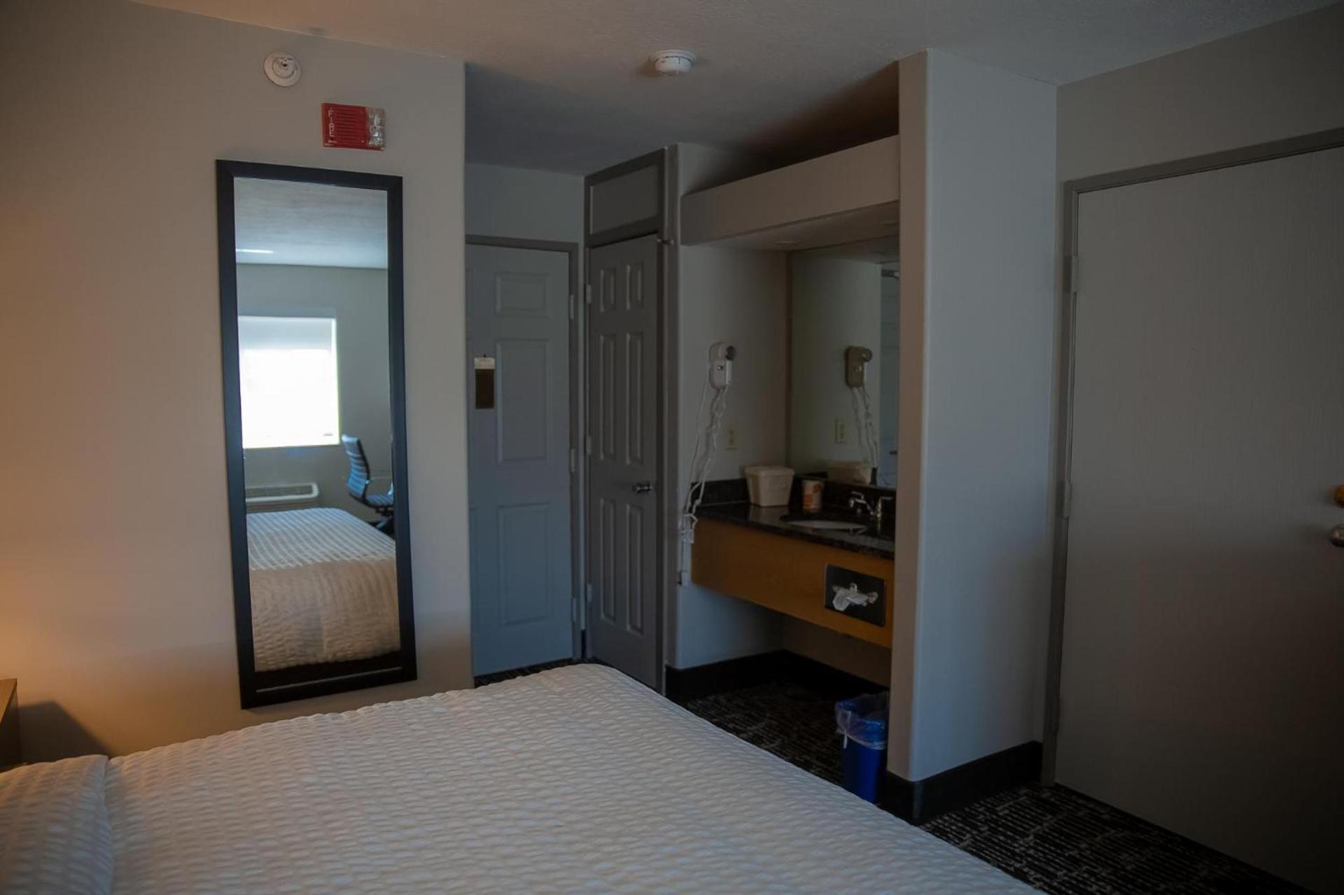 Clarion Pointe Indianapolis Airport photo 36