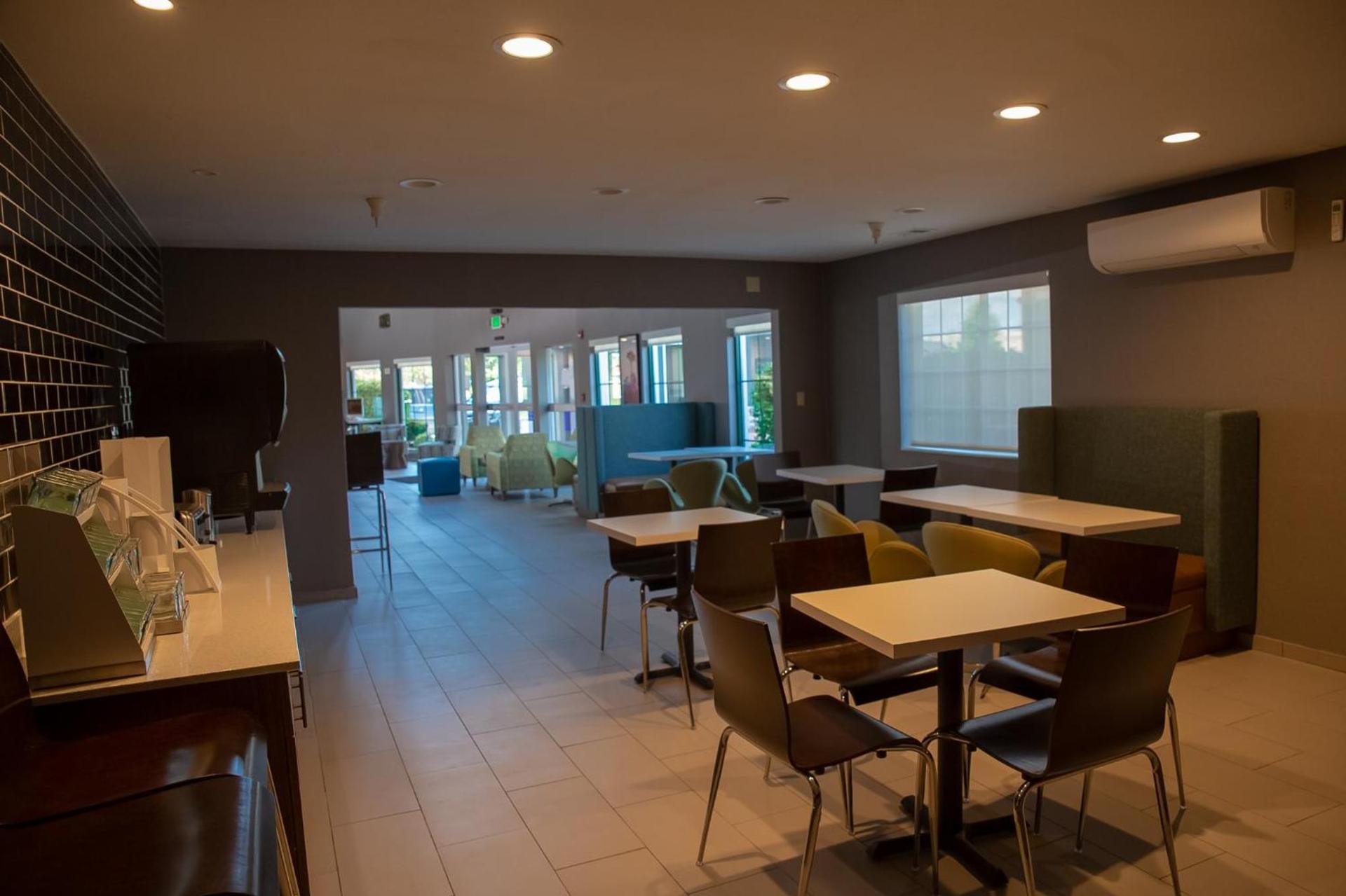 Clarion Pointe Indianapolis Airport photo 30