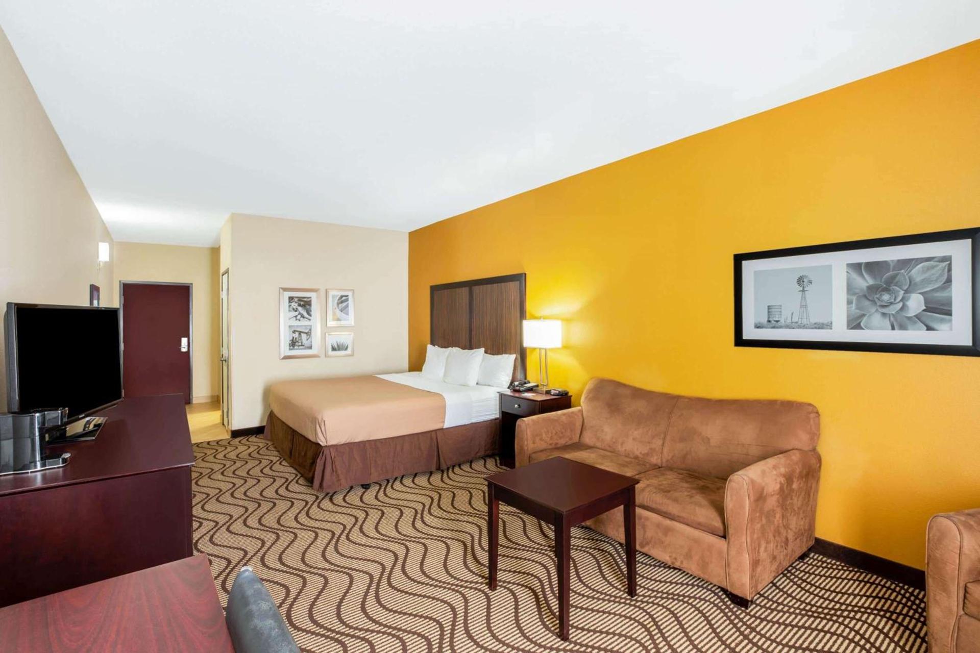 La Quinta by Wyndham Floresville photo 23