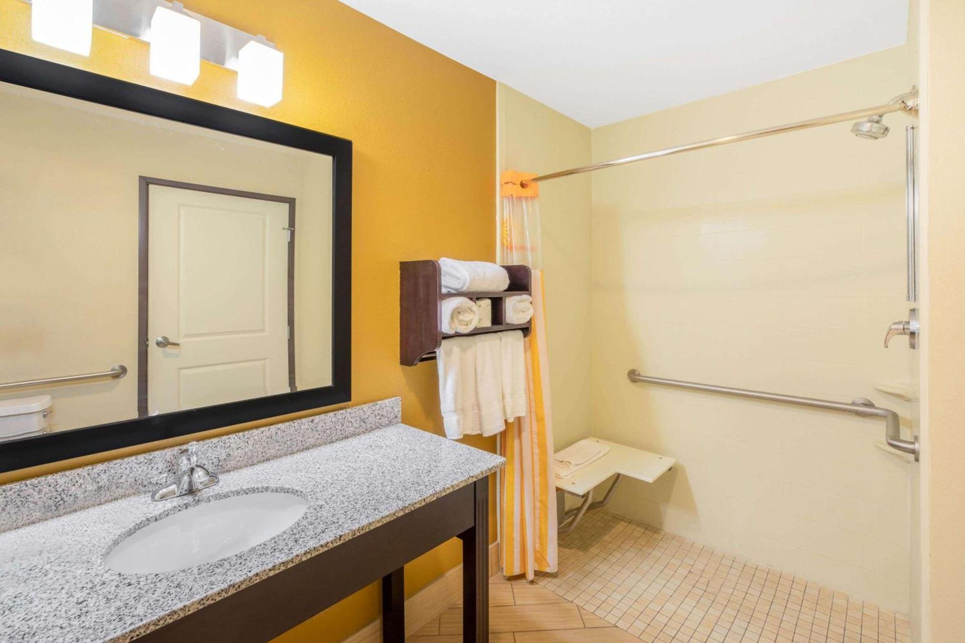 La Quinta by Wyndham Floresville photo 18