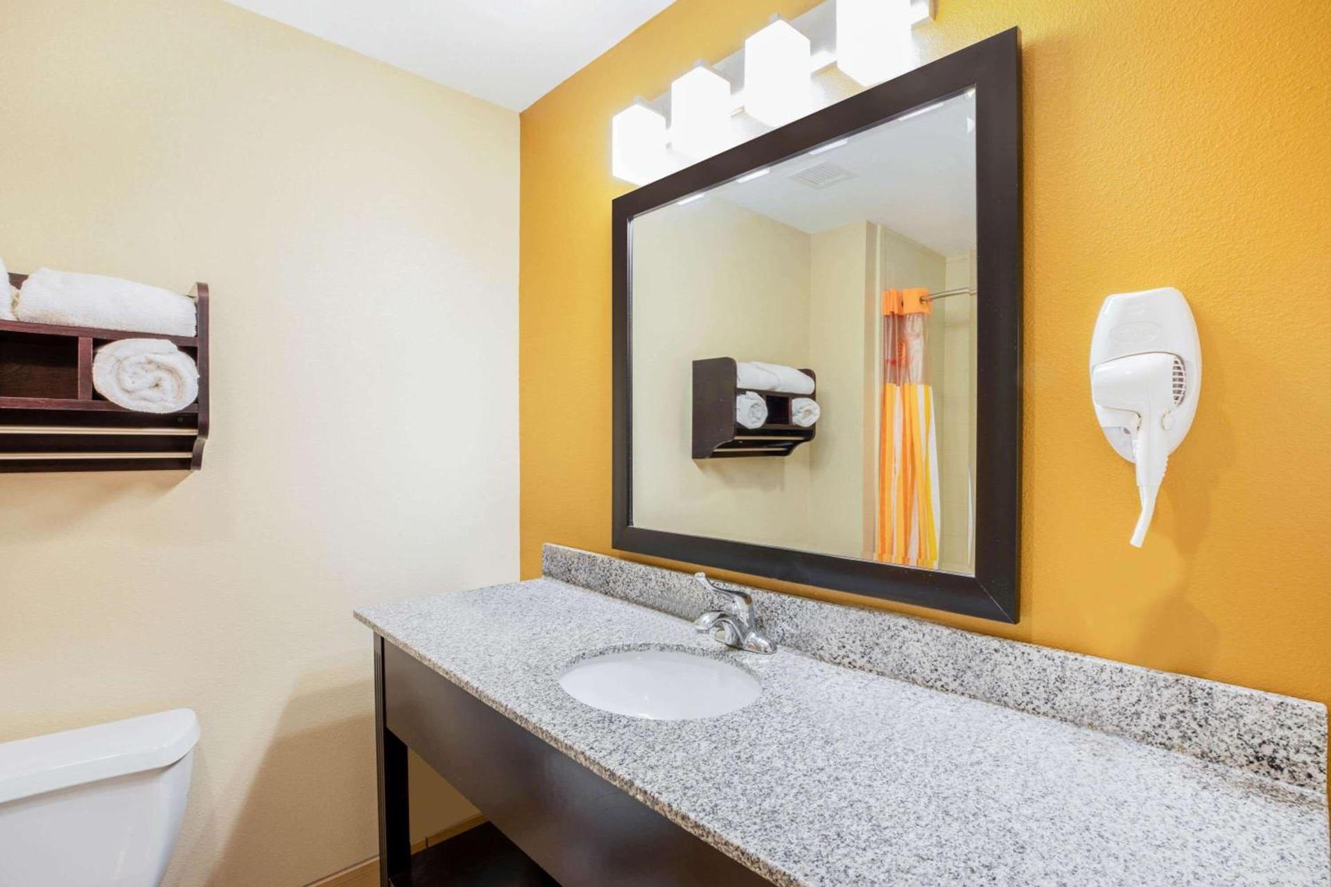 La Quinta by Wyndham Floresville photo 12