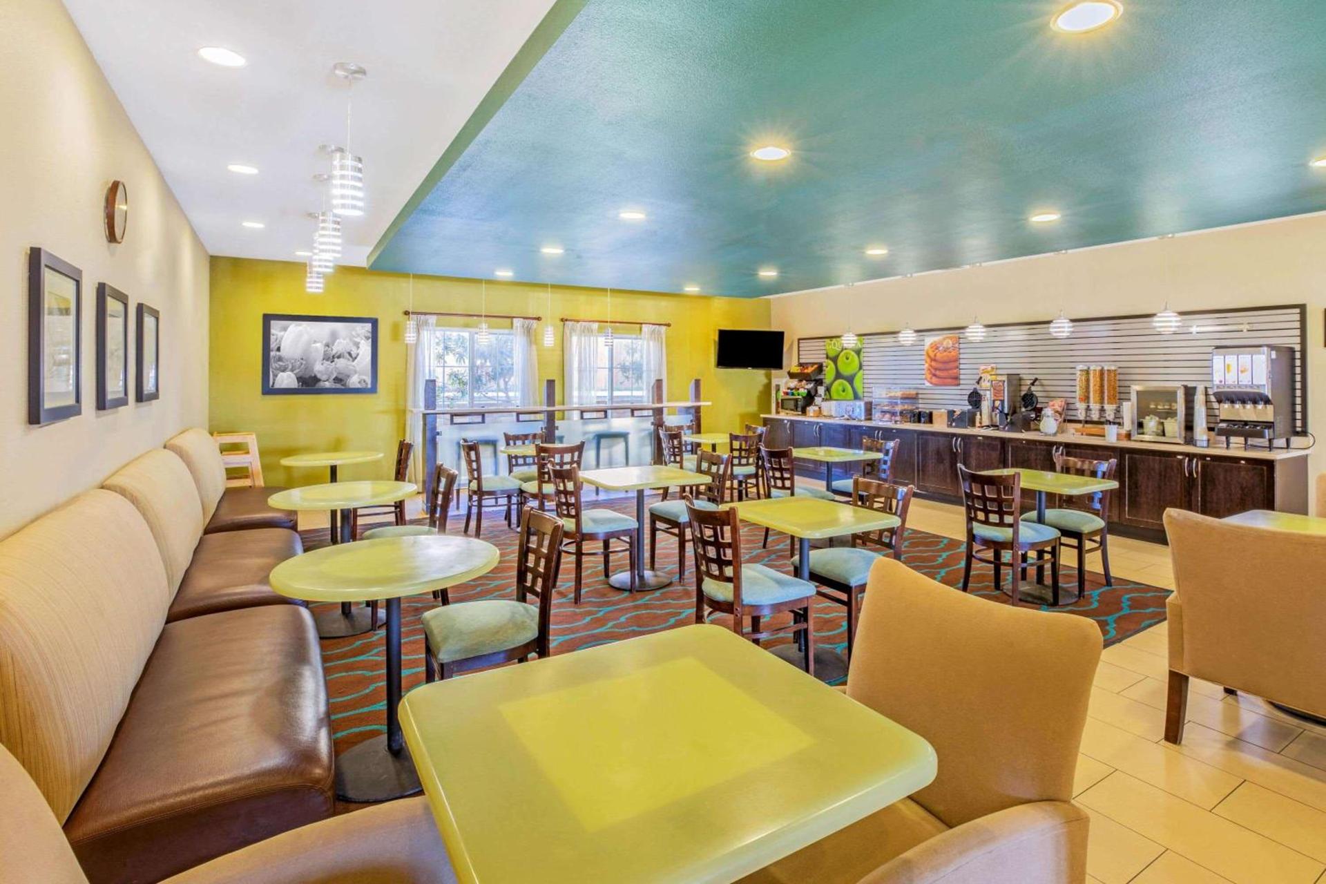 La Quinta by Wyndham Floresville photo 9