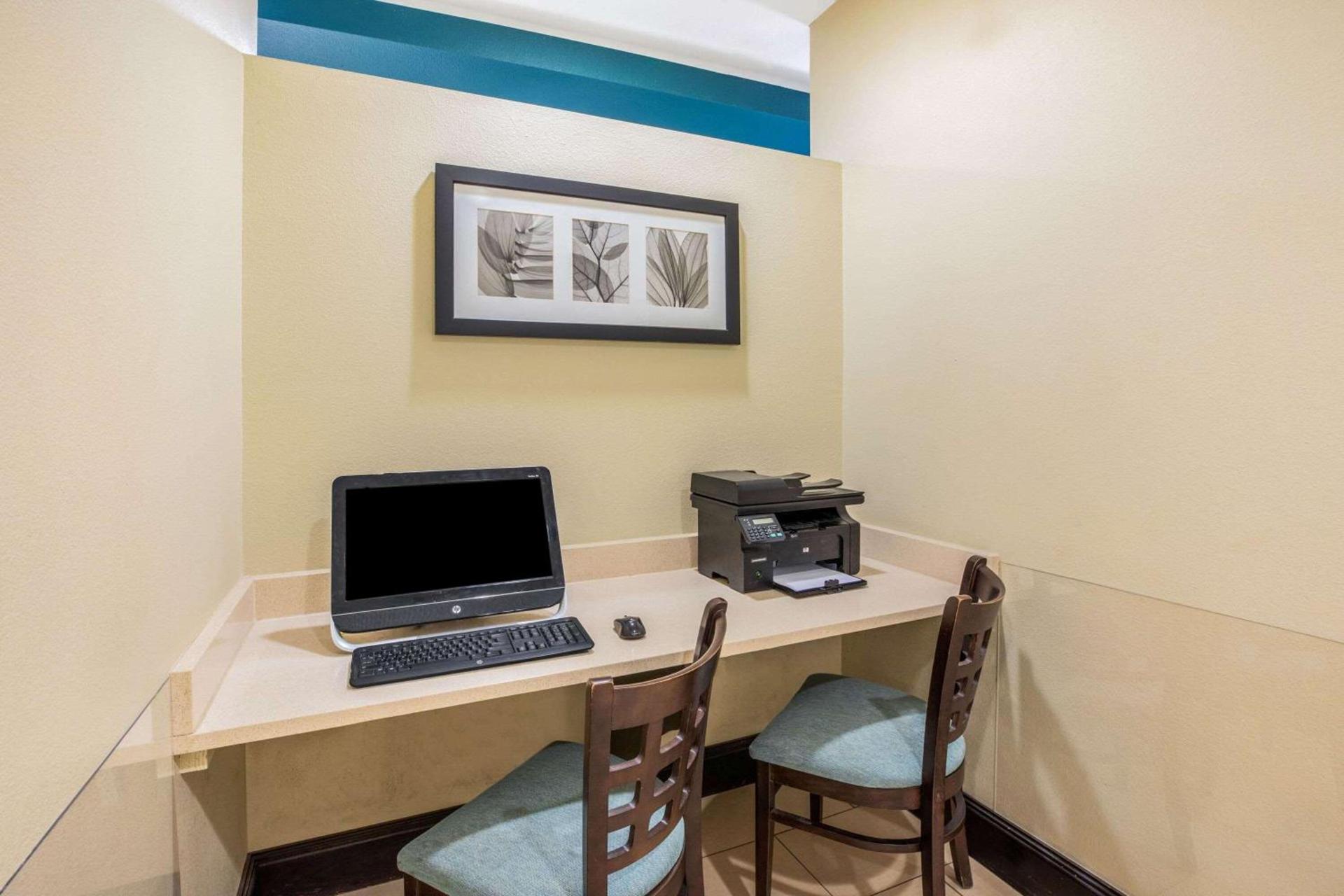 La Quinta by Wyndham Floresville photo 4
