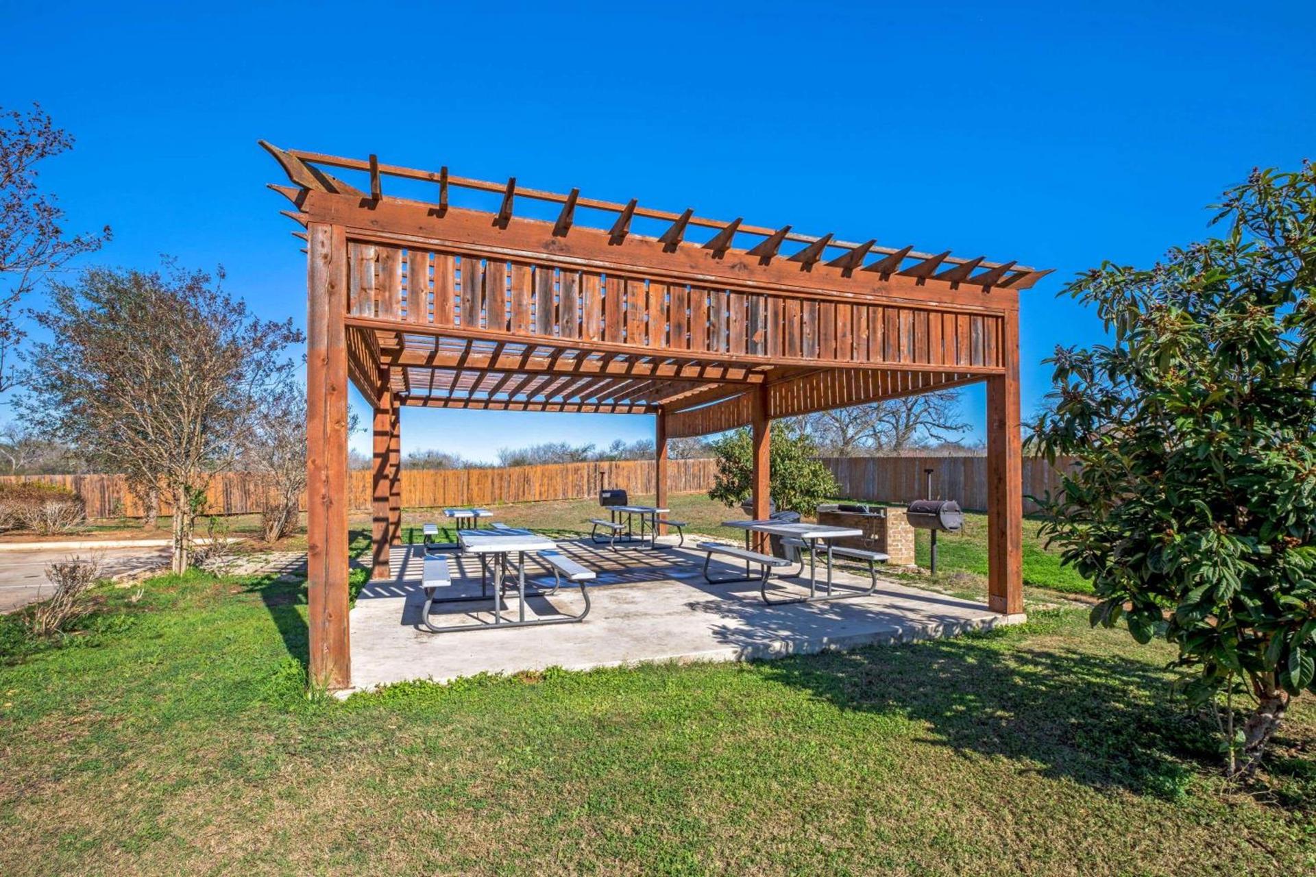 La Quinta by Wyndham Floresville photo 3