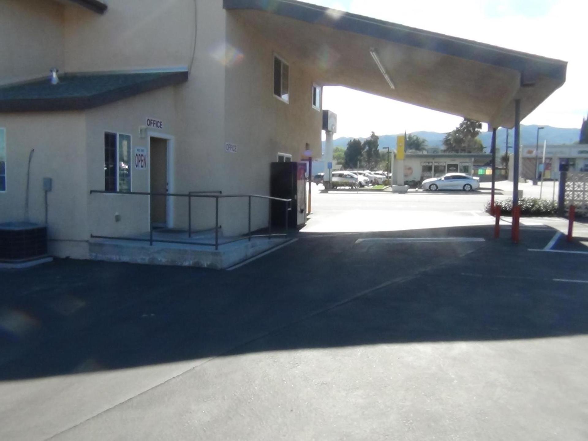 Desert Inn Motel photo 25