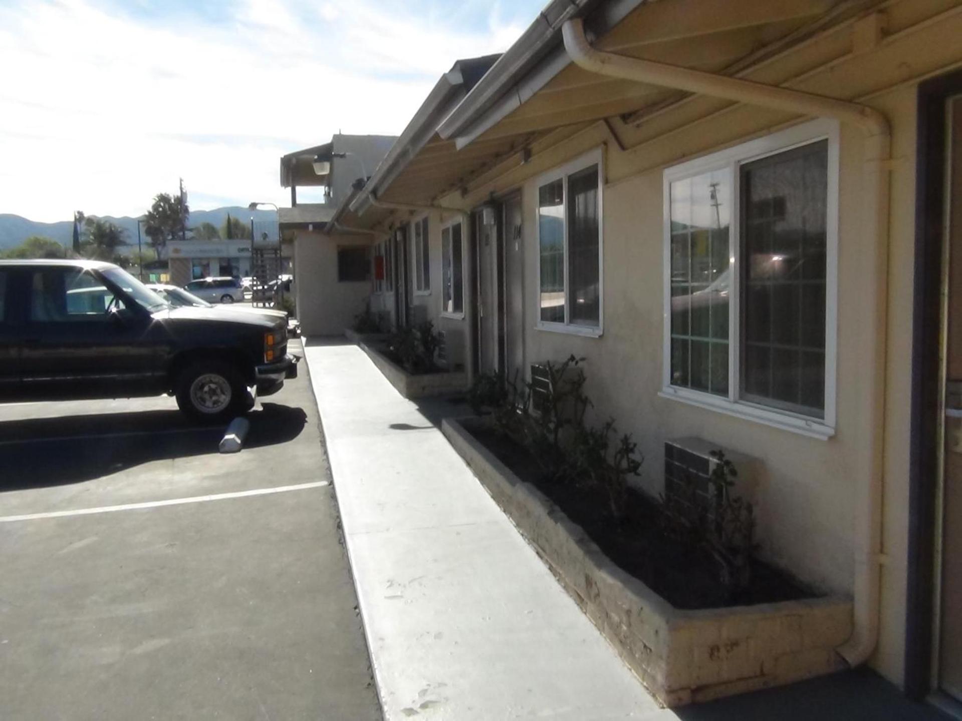 Desert Inn Motel photo 26