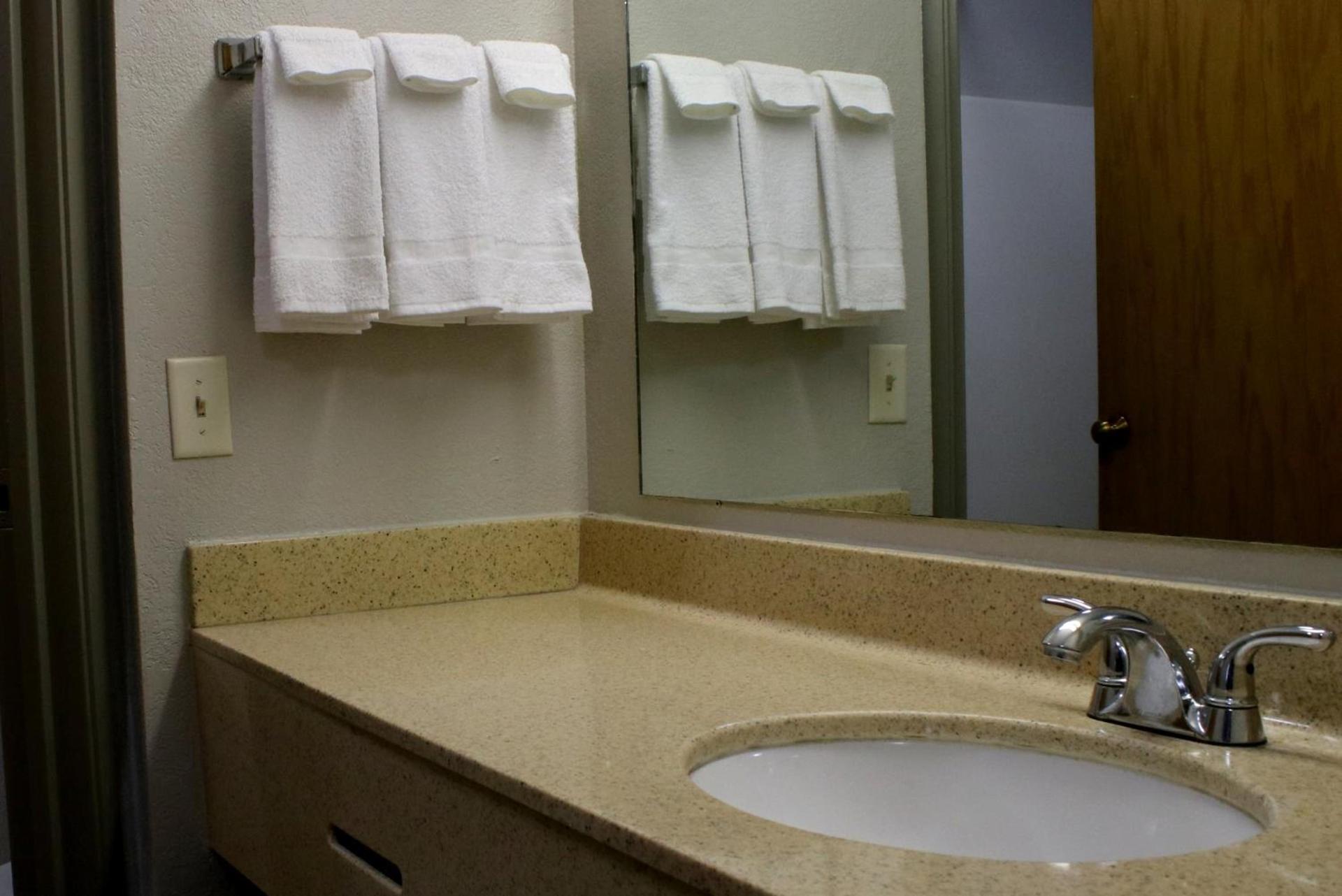 Days Inn & Suites by Wyndham Bloomington/Normal IL photo 16