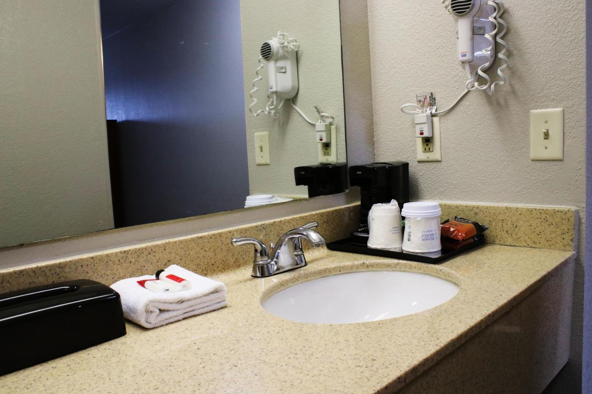 Days Inn & Suites by Wyndham Bloomington/Normal IL photo 15