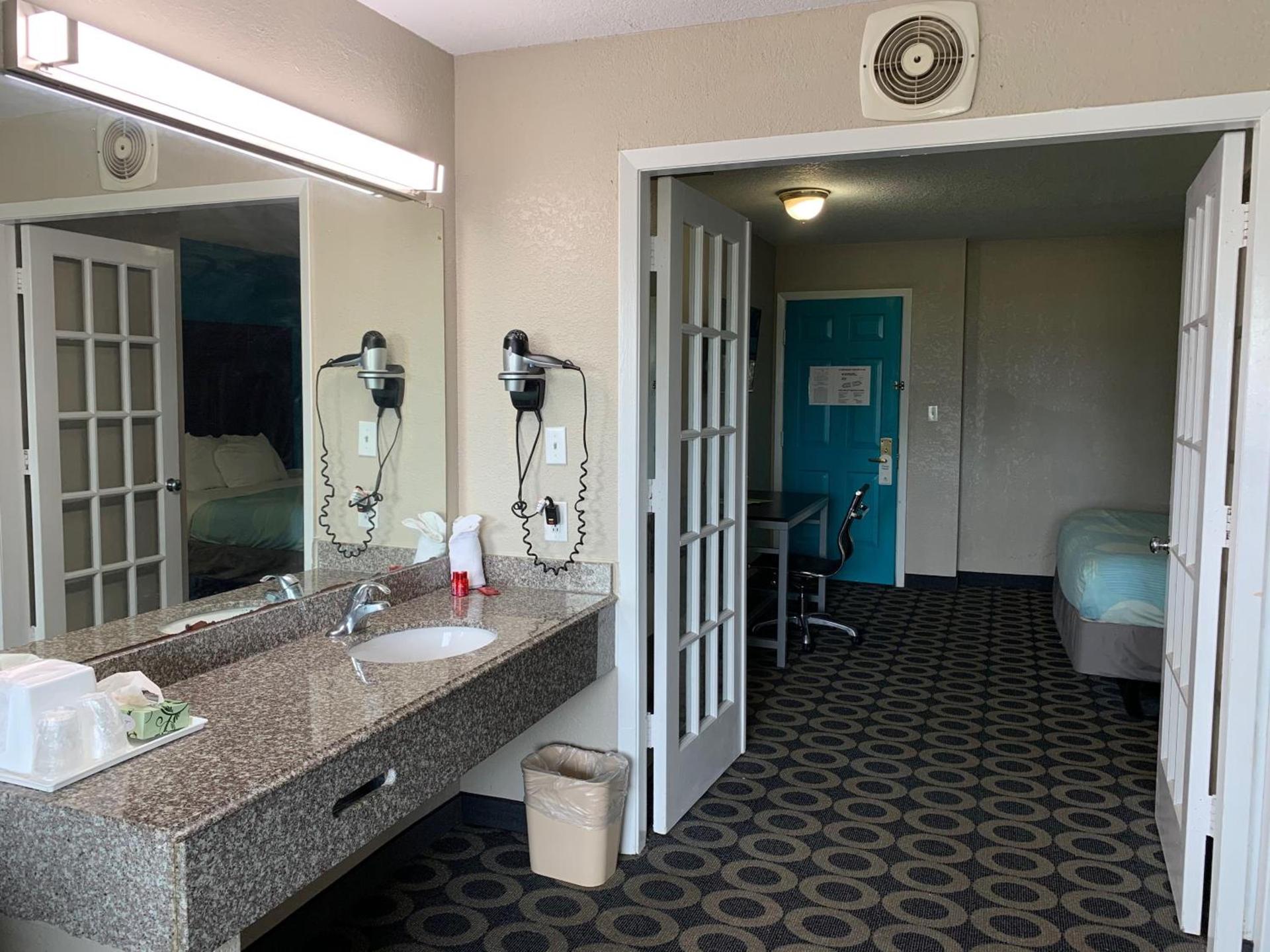 Travelodge by Wyndham San Antonio Downtown Northeast photo 10