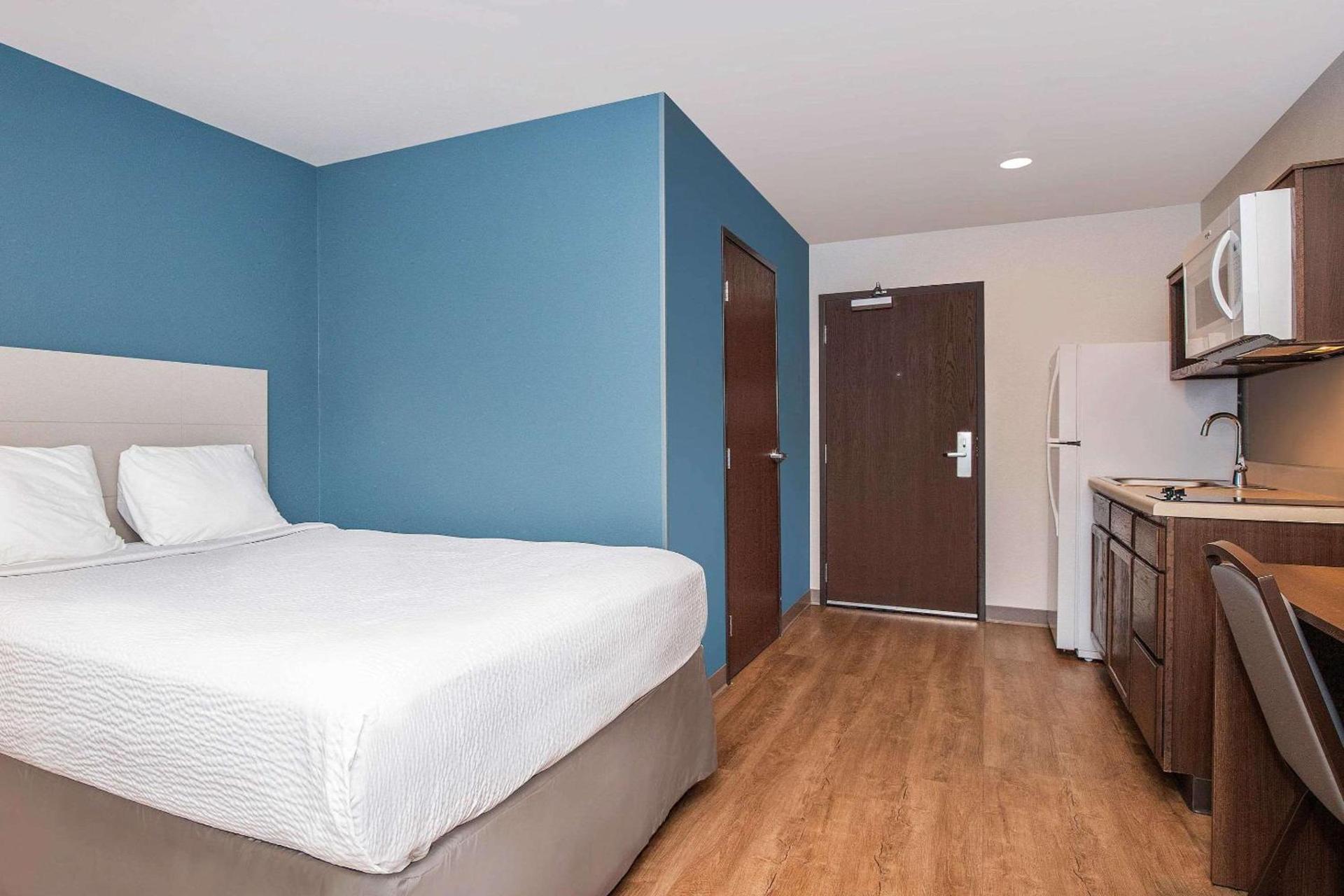 WoodSpring Suites Carol Stream - Chicago photo 8