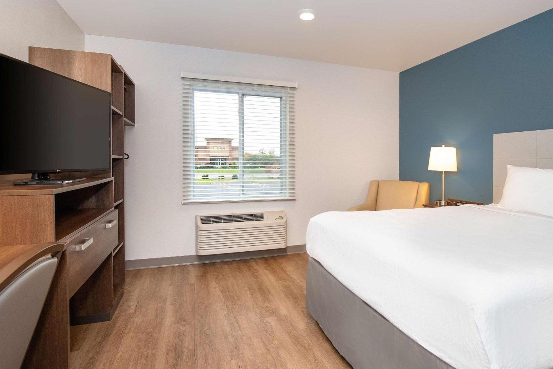 WoodSpring Suites Carol Stream - Chicago photo 9