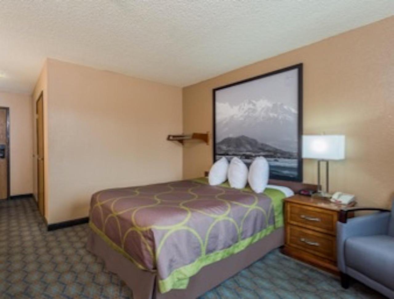 Super 8 by Wyndham Arcata photo 13